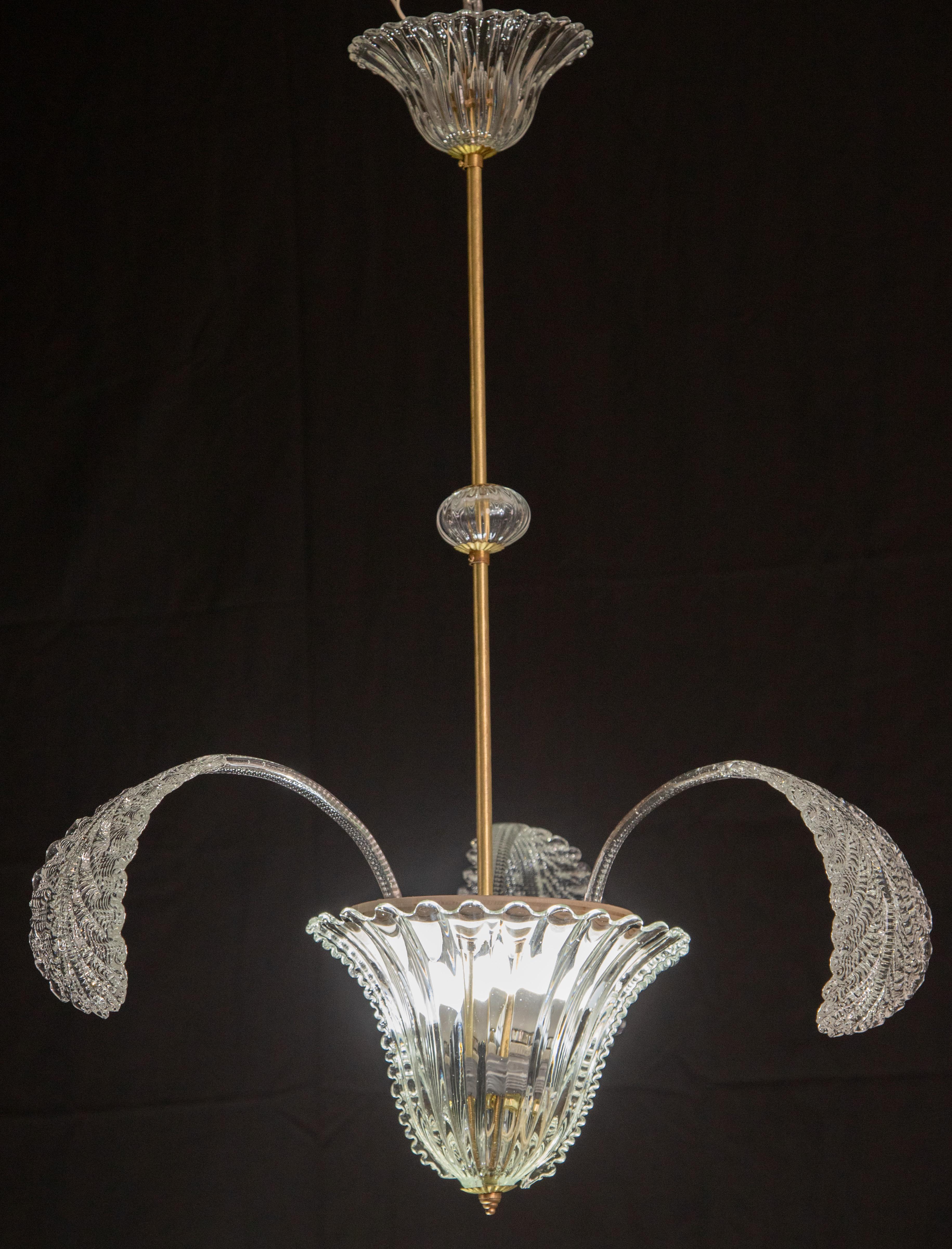 Pretty Murano chandelier attributed to Ercole Barovier special for decorating any kind of space.

The chandelier consists of 3 leaves and a glass element base plus 2 other glass.

The chandelier measures 80 centimeters in height and 50 in