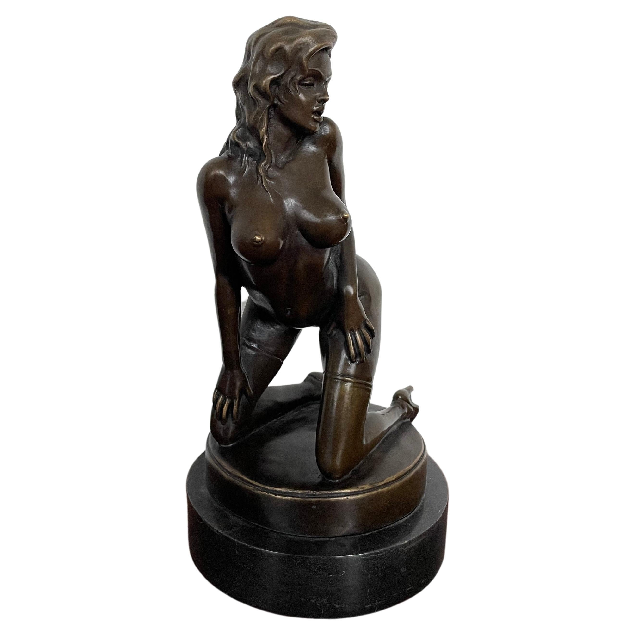 Bruno Zach (autrichien/allemand, actif entre 1918 et 1930). Un bronze coulé sur le thème de l'érotisme, avec une pose érotique,... Autrichien, vers 1930. Patine d'origine.

Une figure en bronze Art déco à caractère érotique représentant une jeune