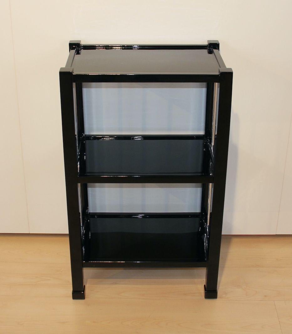 Beech solid wood, high-gloss black lacquered with piano lacquer. Laterally with vertical aluminum rods.
Dimensions: H 84.7 cm x W 50.8 cm x D 33.8 cm.