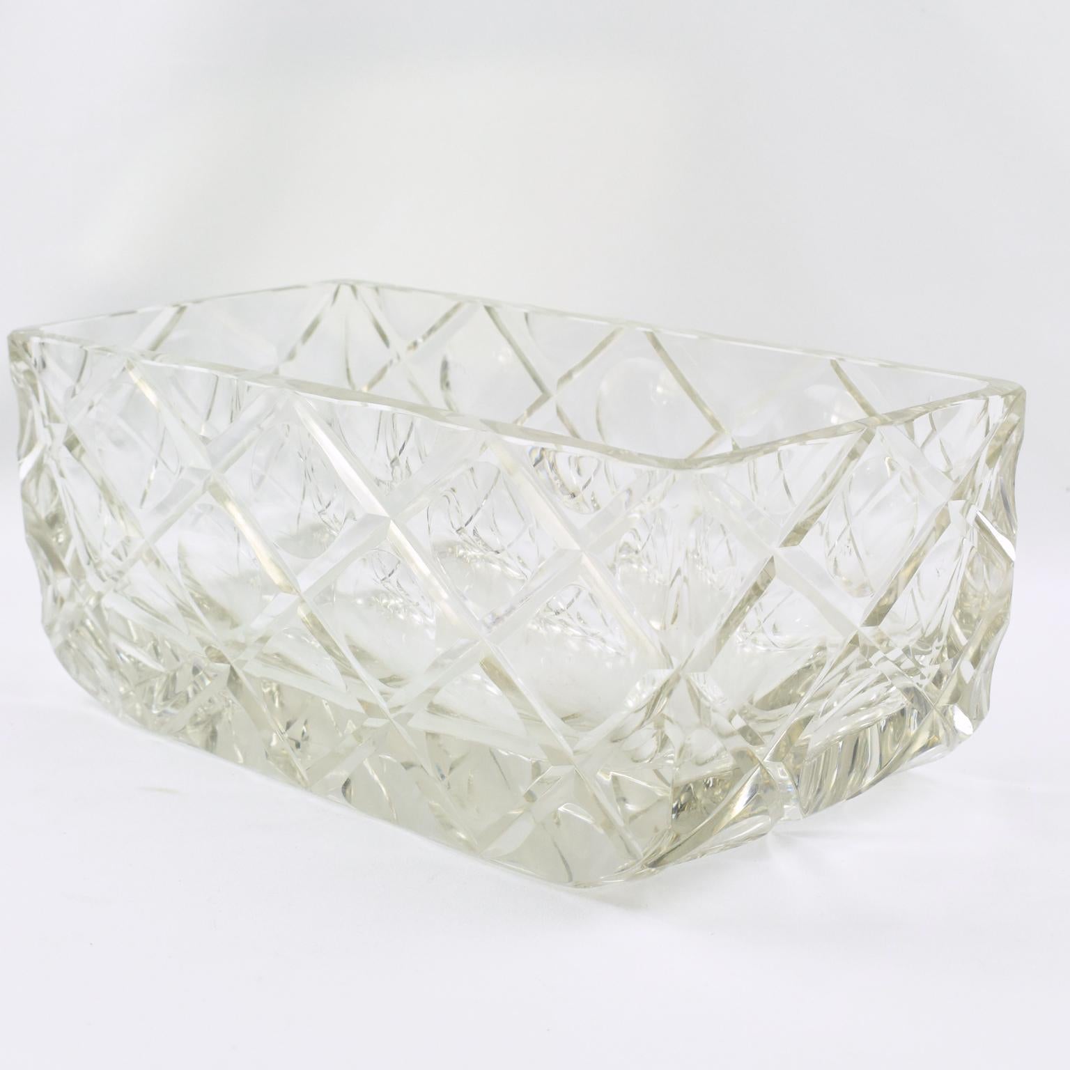 Cet impressionnant centre de table sculptural en cristal Art déco, ou bol décoratif, a été fabriqué à la main en France dans les années 1930. La forme rectangulaire moderne et aérodynamique est ornée d'une gravure géométrique profonde. Cette pièce
