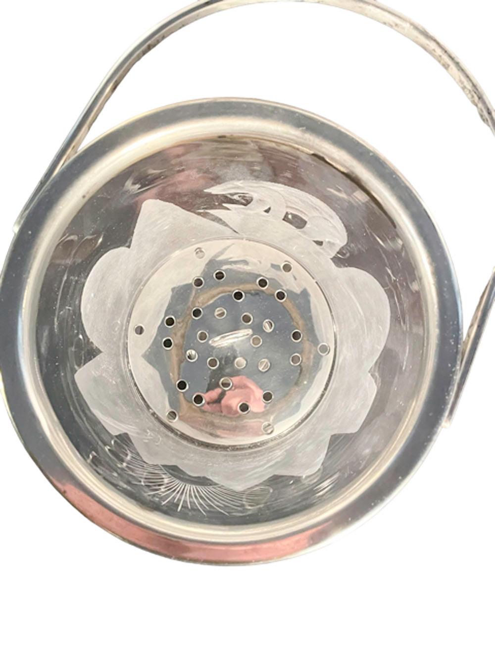 Art Deco Eiskübel aus klarem Glas mit geschliffenem Pontil, verziert mit einer geätzten Szene eines Bären auf einem Eisberg auf der Vorderseite, die sich auf der Rückseite mit einem Sonnenaufgang fortsetzt. Das Innere hat eine Rippe, die etwa einen