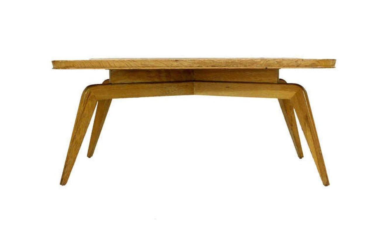 Très inhabituelle table basse compacte vintage mid century modern avec plateau en verre gravé.