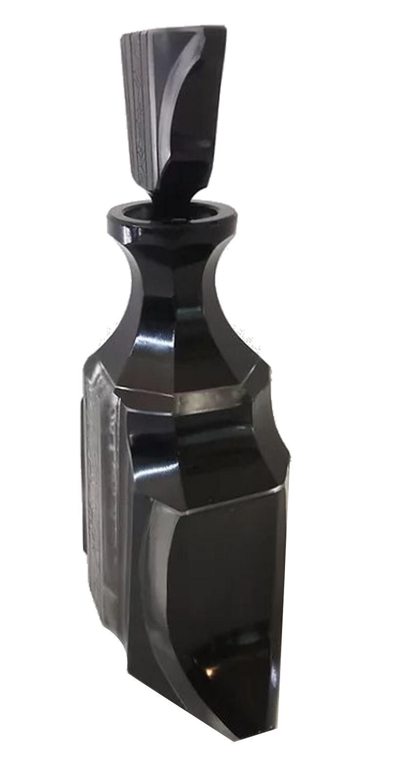 Très élégant ensemble de carafes Art déco comprenant une carafe, un bouchon et six verres. Ce set a une forme très attrayante, idéale pour les shots, le whisky et les liqueurs. Exempt de tout dommage, juste une petite marque insignifiante mais