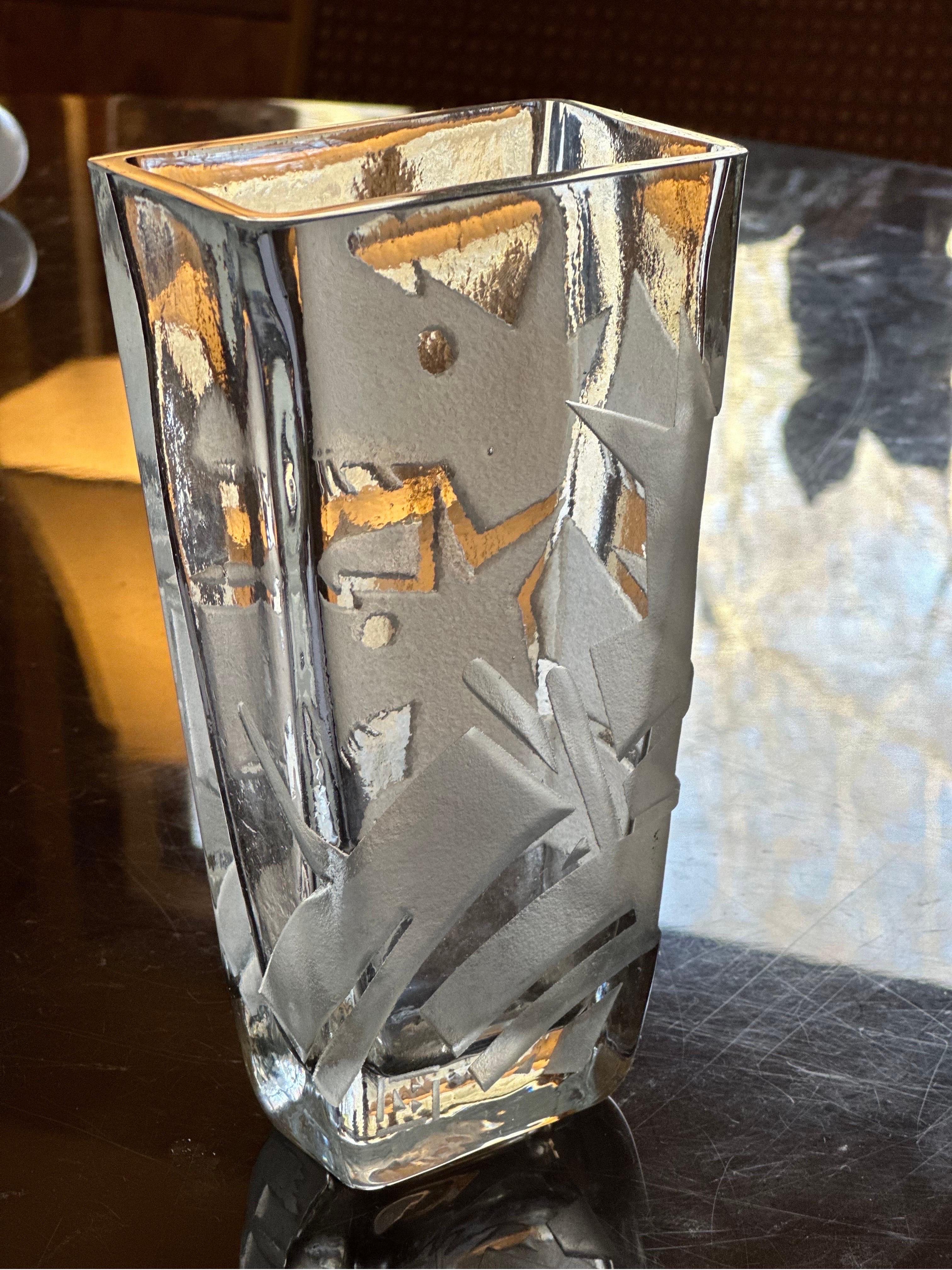 Art-déco-Vase aus geätztem schottischem Terrier-Glas, signiert  im Zustand „Hervorragend“ im Angebot in Farmingdale, NJ