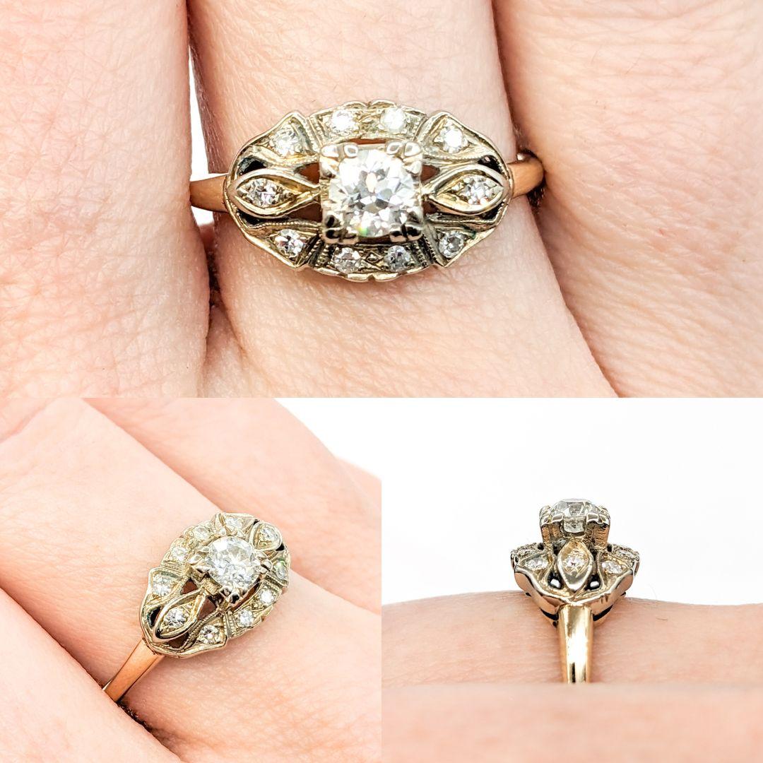 Art Deco Ring mit europäischem Diamantschliff in Gelbgold

Wir präsentieren diesen wunderschönen Vintage-Ring aus zweifarbigem 14-karätigem Weiß- und Gelbgold. In der Mitte des Rings befindet sich ein runder Diamant mit einem Gewicht von 0,40 ct,
