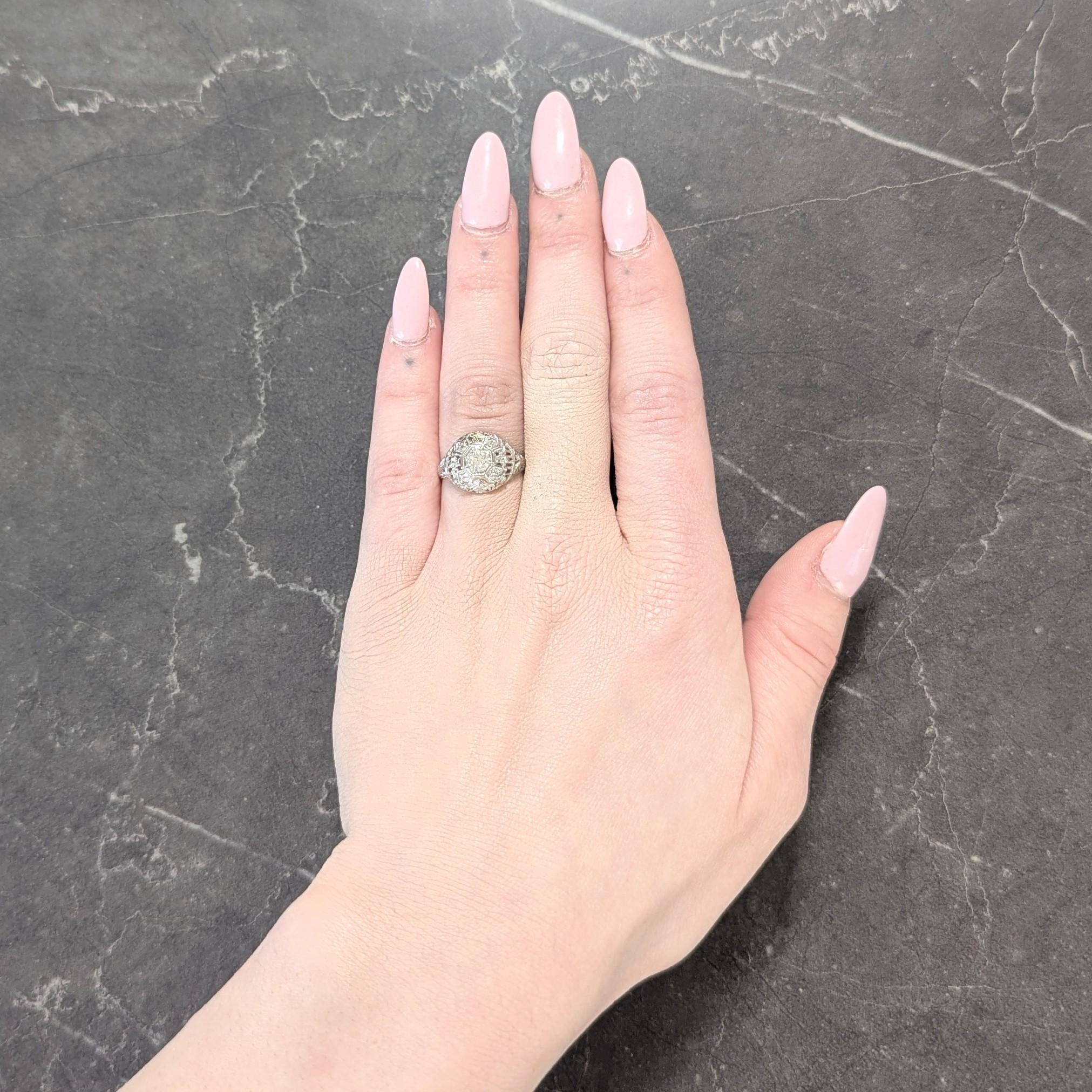 Centré sur un diamant de taille européenne ancienne pesant 0,33 carats au total - couleur H et pureté VS2
Perle sertie dans une tête de forme octogonale avec une galerie percée en forme de bombé.
Décorée de feuilles de palmier striées et de lauriers