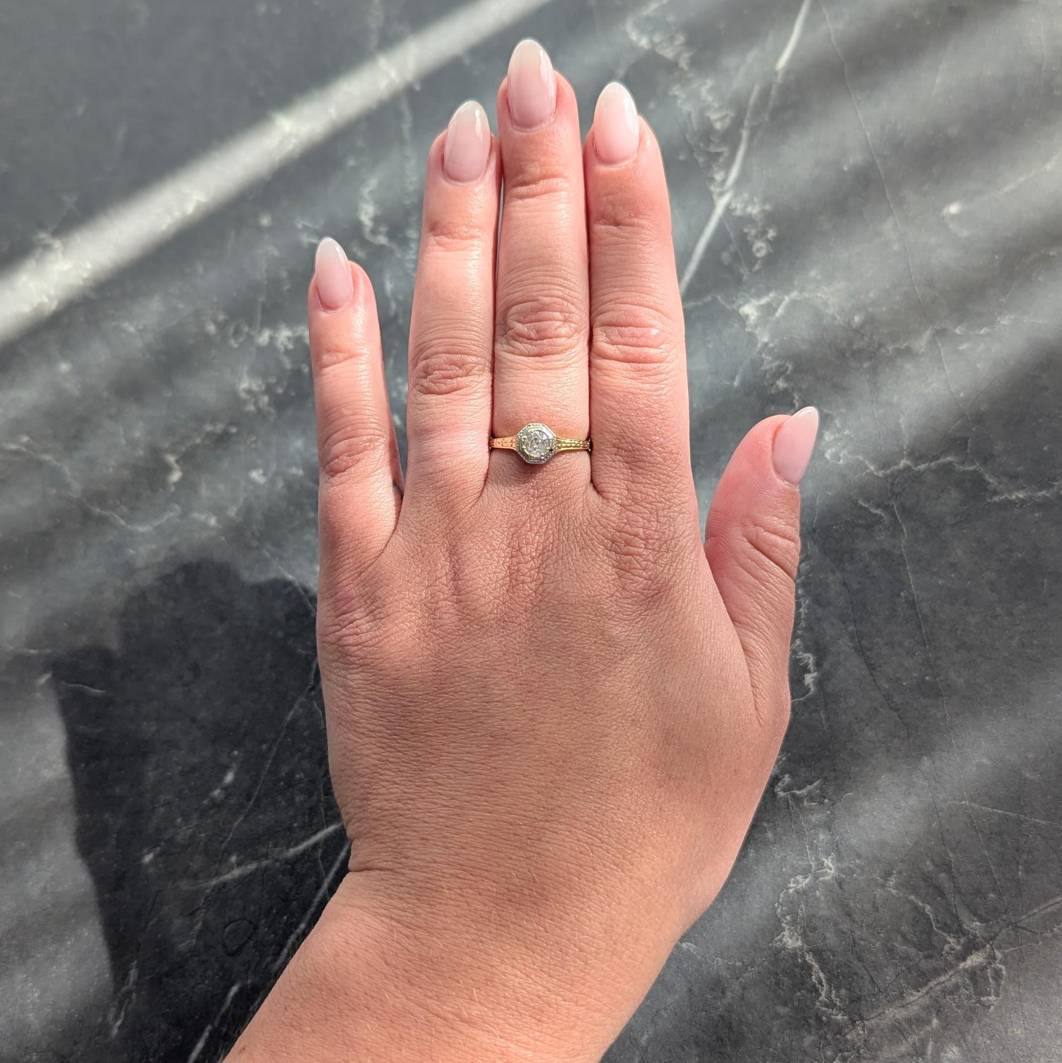 Centrado en un diamante de talla europea antigua con un peso total aproximado de 0,25 quilates - color H con claridad VS2
Cuenta engastada en una cabeza de forma octogonal con una galería de motivos de volutas perforadas y estriadas
Flanqueado por