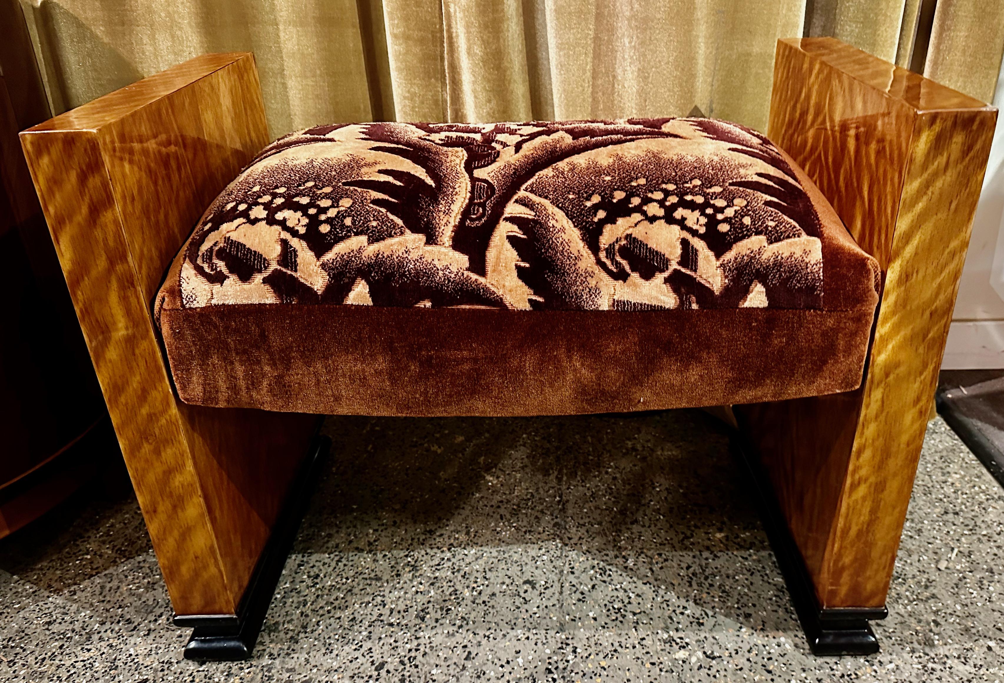 Art Deco European Wooden Petite Bench Original Fabric. Banc unique en bois massif avec un tissu original supplémentaire encadré en utilisant du mohair marron vintage. Ce petit banc est généralement utilisé pour les petites places assises, souvent à