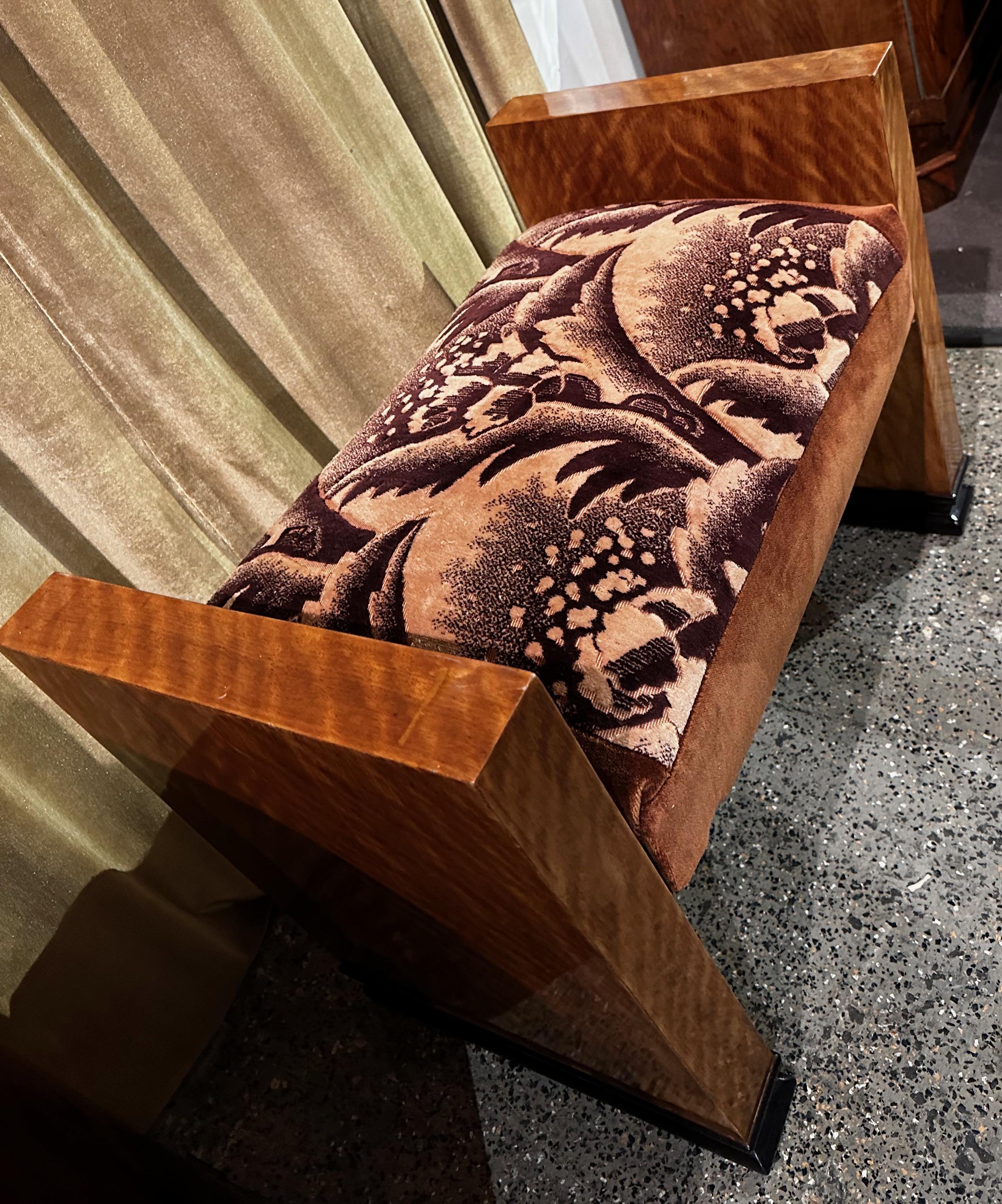 Milieu du XXe siècle Petit banc en bois européen Art Déco - Tissu d'origine