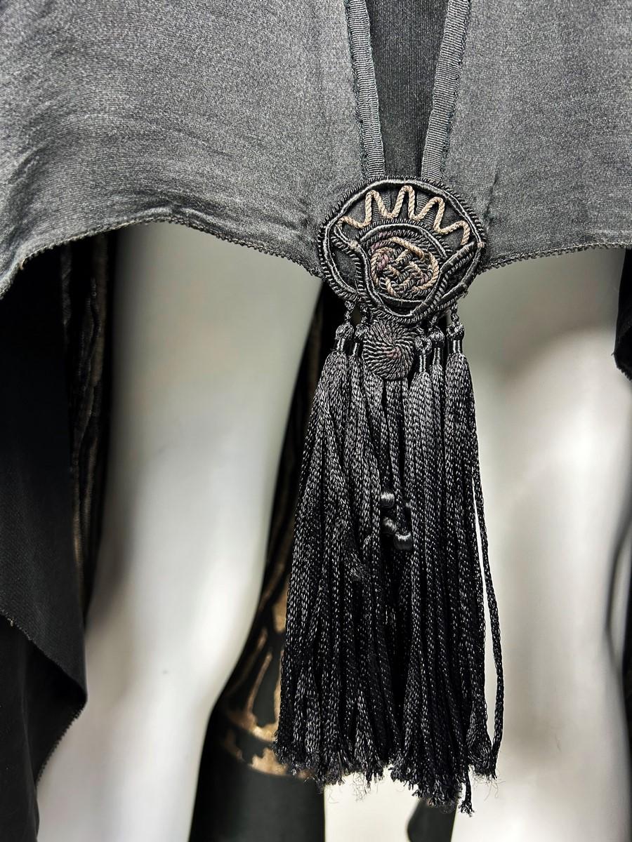 Art Deco evening cape in satin and gold brocaded lamé - France Circa 1925 For Sale 5