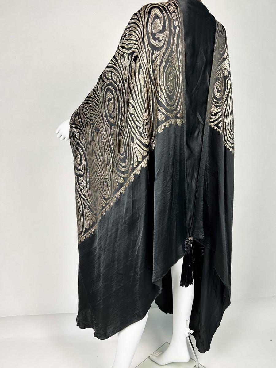 Art Deco evening cape in satin and gold brocaded lamé - France Circa 1925 For Sale 6