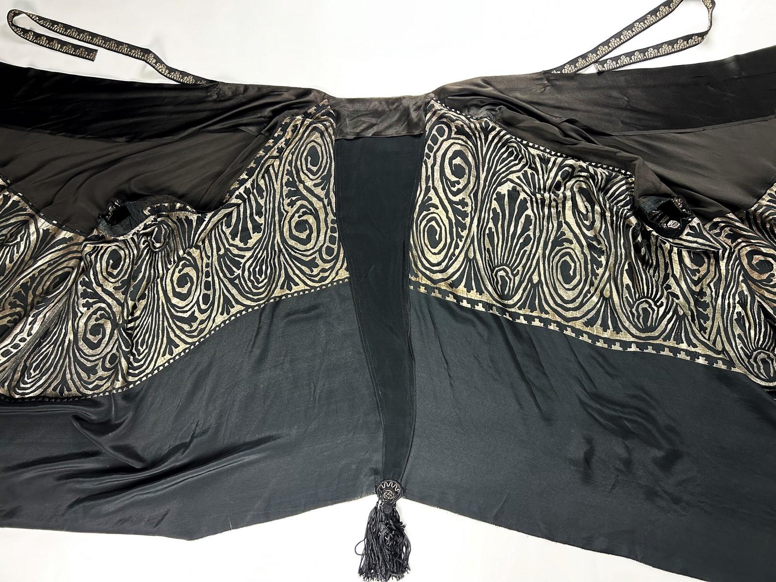 Art Deco evening cape in satin and gold brocaded lamé - France Circa 1925 For Sale 10