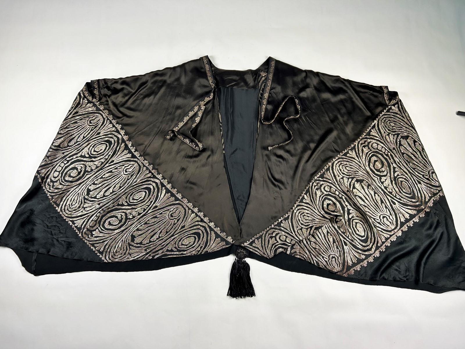 Art Deco evening cape in satin and gold brocaded lamé - France Circa 1925 For Sale 11