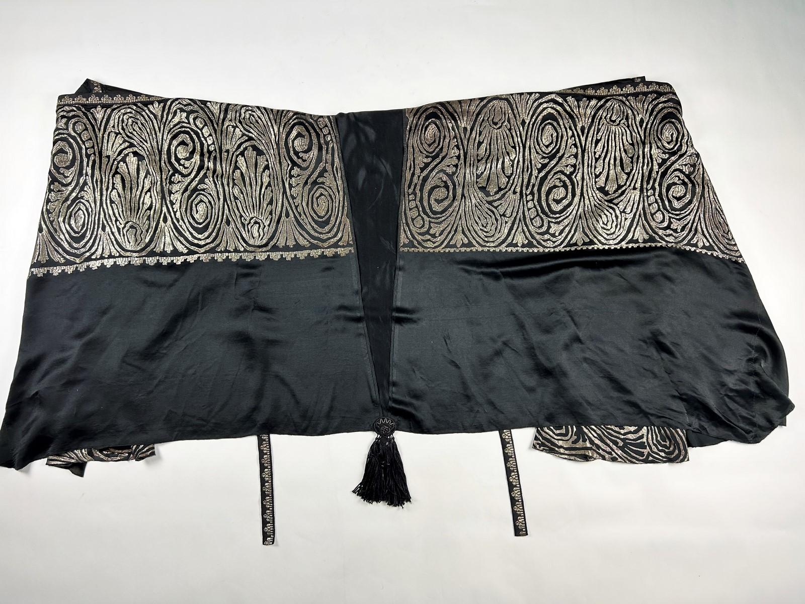 Art Deco evening cape in satin and gold brocaded lamé - France Circa 1925 For Sale 12