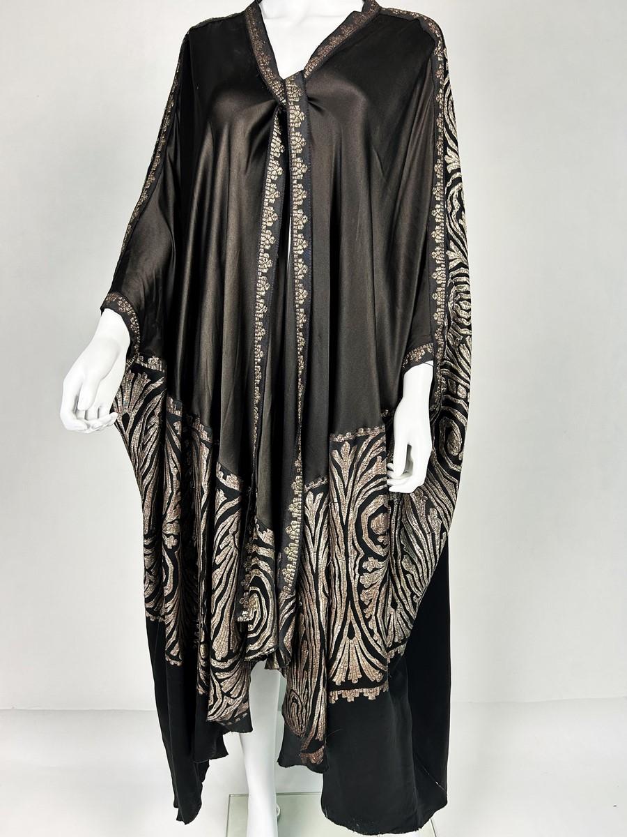 Black Art Deco evening cape in satin and gold brocaded lamé - France Circa 1925 For Sale