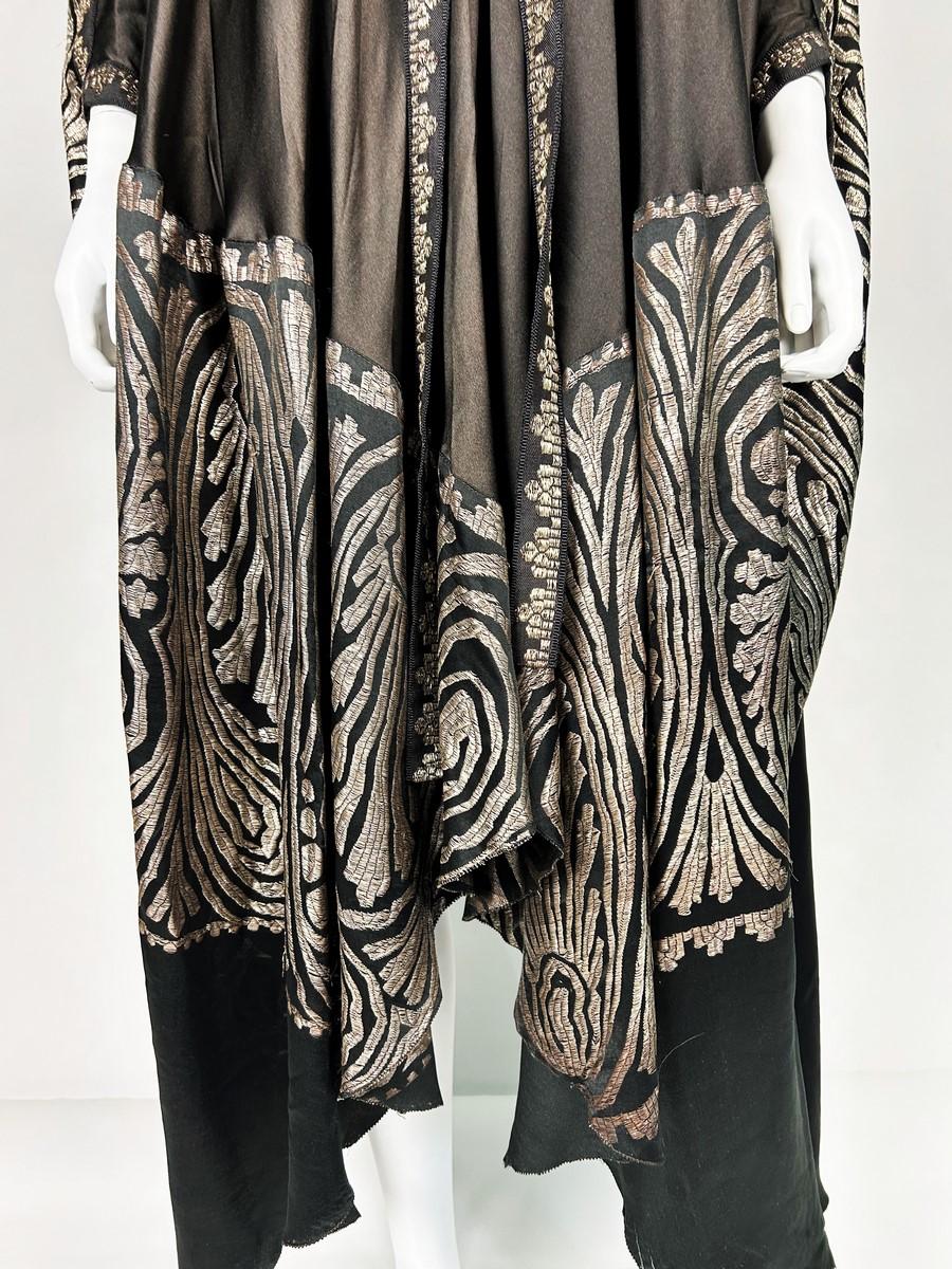 Art Deco evening cape in satin and gold brocaded lamé - France Circa 1925 In Good Condition For Sale In Toulon, FR