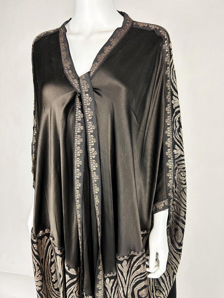 Women's or Men's Art Deco evening cape in satin and gold brocaded lamé - France Circa 1925 For Sale