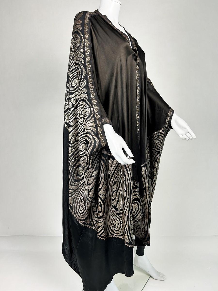 Art Deco evening cape in satin and gold brocaded lamé - France Circa 1925 For Sale 1