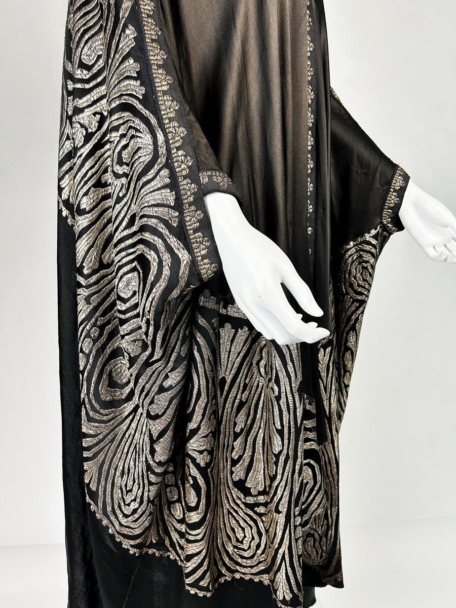 Art Deco evening cape in satin and gold brocaded lamé - France Circa 1925 For Sale 2