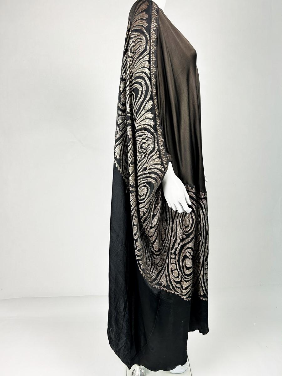 Art Deco evening cape in satin and gold brocaded lamé - France Circa 1925 For Sale 3