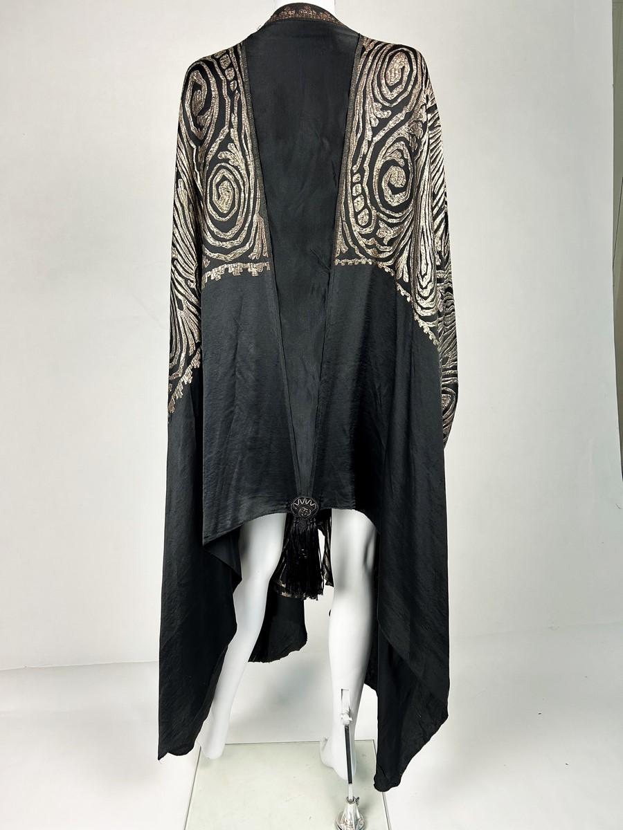 Art Deco evening cape in satin and gold brocaded lamé - France Circa 1925 For Sale 4