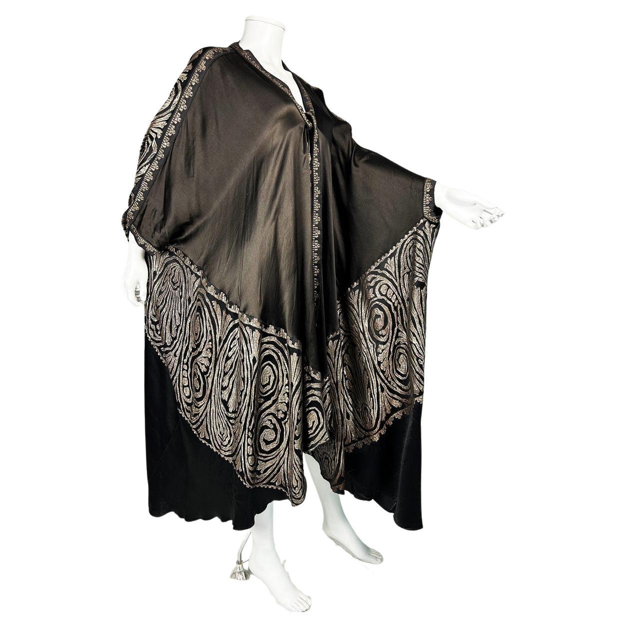 Art Deco evening cape in satin and gold brocaded lamé - France Circa 1925 For Sale