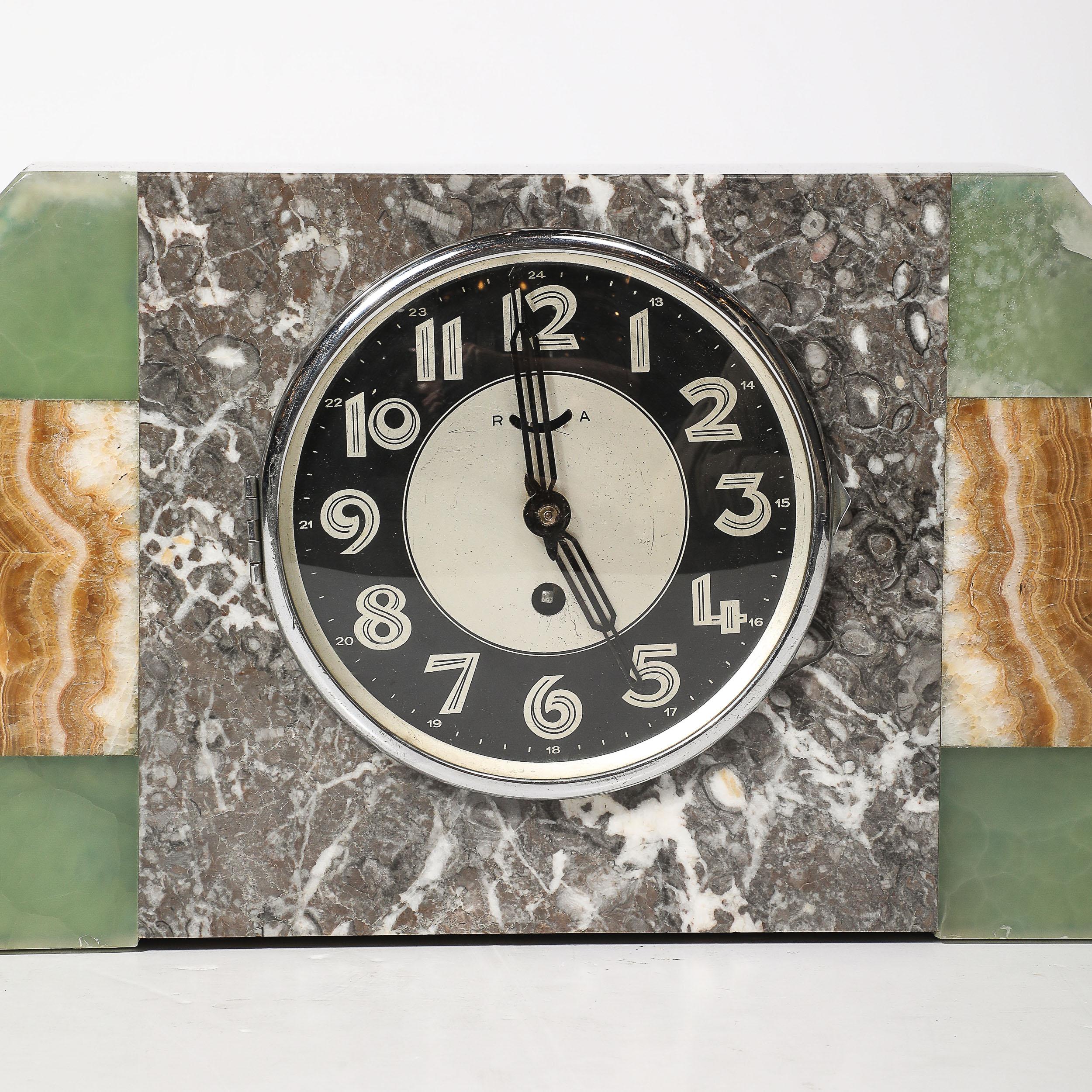 Diese auffällige Art-Déco-Uhr ist eine raffinierte Darstellung des französischen Designs der 1930er Jahre. Die Uhr ist aus einer eleganten Kombination aus exotischem Marmor Featuring grey nero marquina und zwei Arten von Onyx - leuchtendes Grün und
