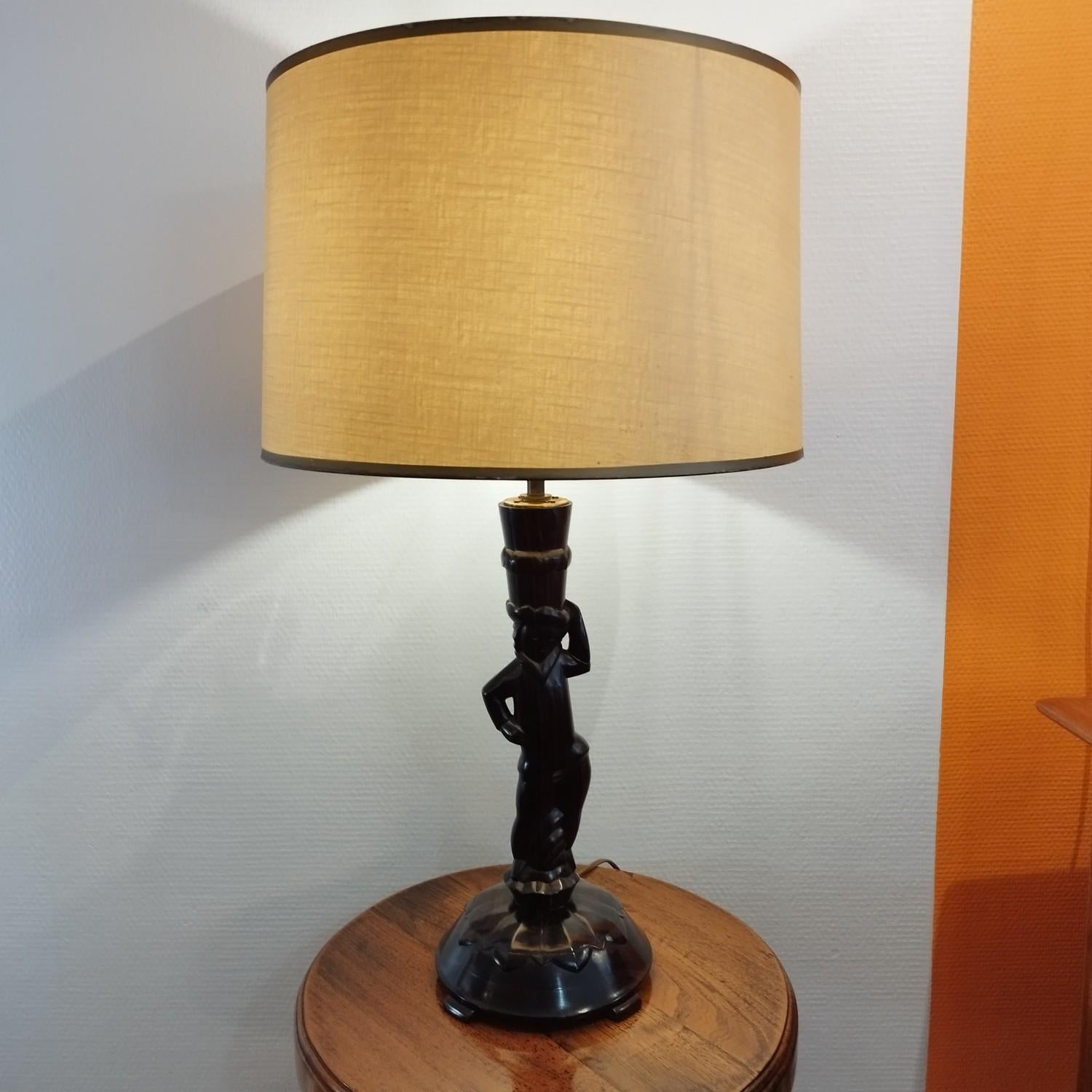 Gorgeous and tall lamp, carved in exotic wood. It depicts a young man, and the details are very nice, with an art-deco feel. The wood has a beautiful patina, with rich colors, and the electricity has been verified.

DO NOT HESITATE TO ASK ME FOR A