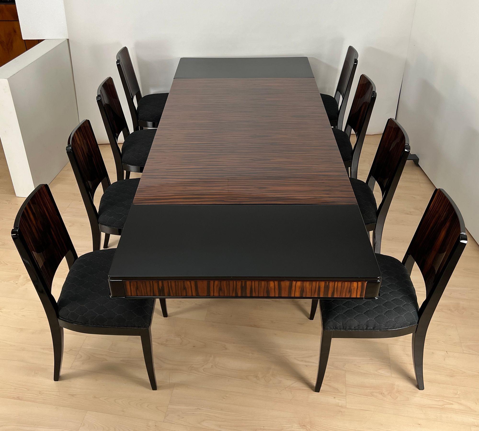 Stunning Art Deco dining room set with expandable table and eight chairs in Makassar Veneer and Black Lacquer.

Extendable dining table with top and apron veneered in bright Macassar ebony. High quality piano lacquer high gloss surface.
Extendable