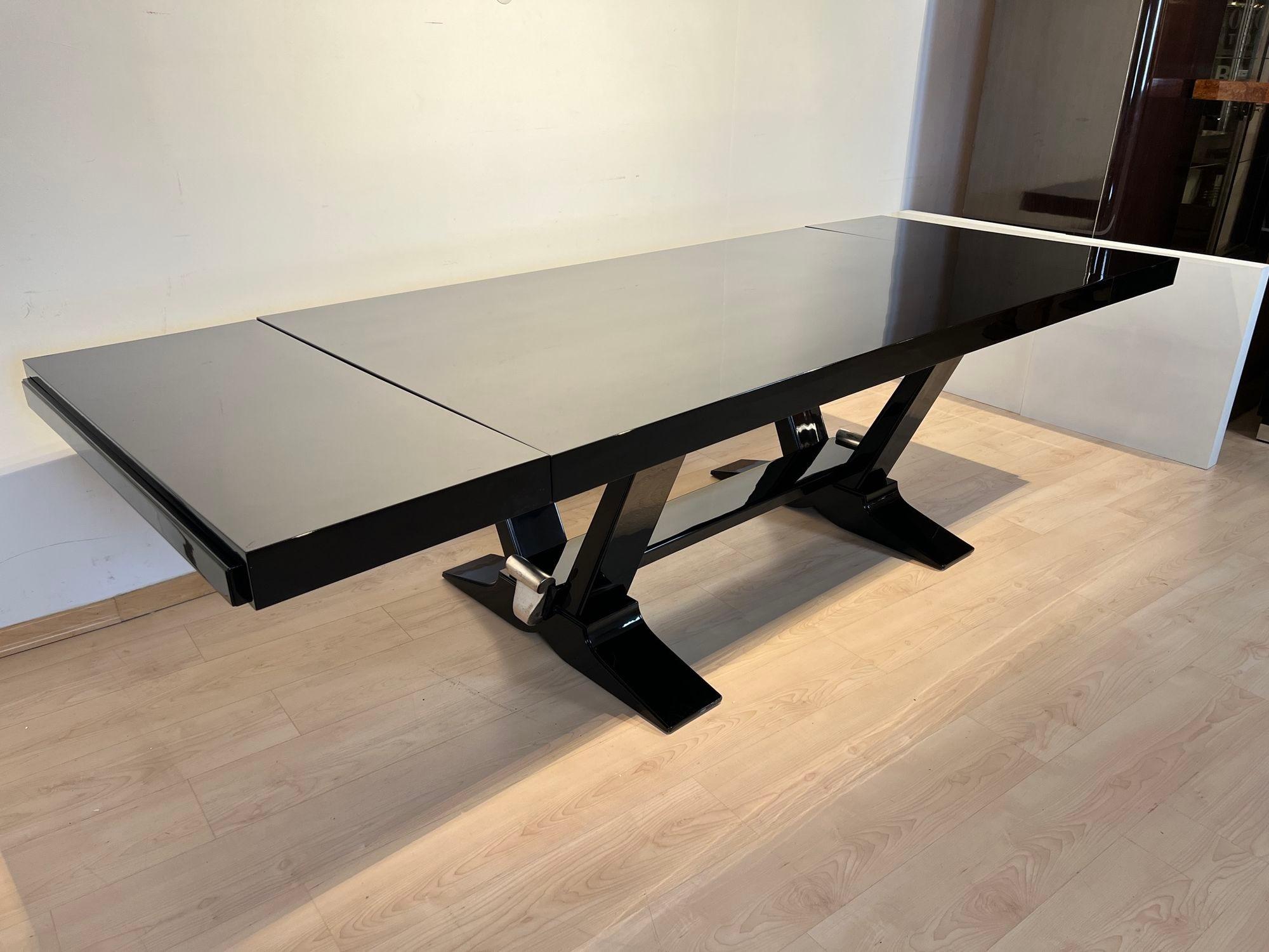 Art Deco Expandable Dining Table, Piano Lacquer, White Gold, France circa 1930 In Good Condition For Sale In Regensburg, DE