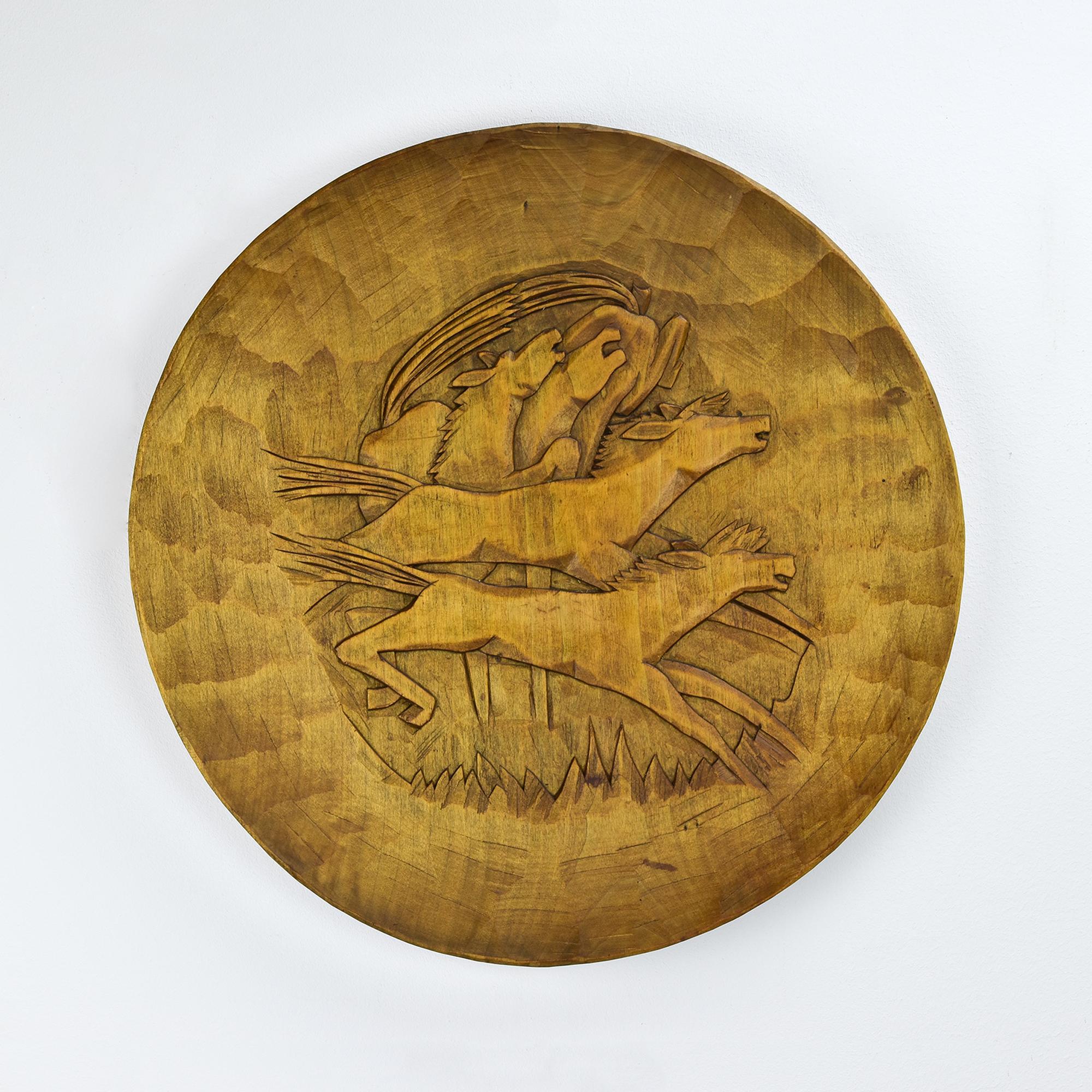 Plaque murale décorative Art Deco frappante, sculptée à la main, présentant un motif de cheval expressionniste dynamique. L'assiette est sculptée en relief, mettant en valeur des lignes audacieuses et une présence sculpturale qui capture le
