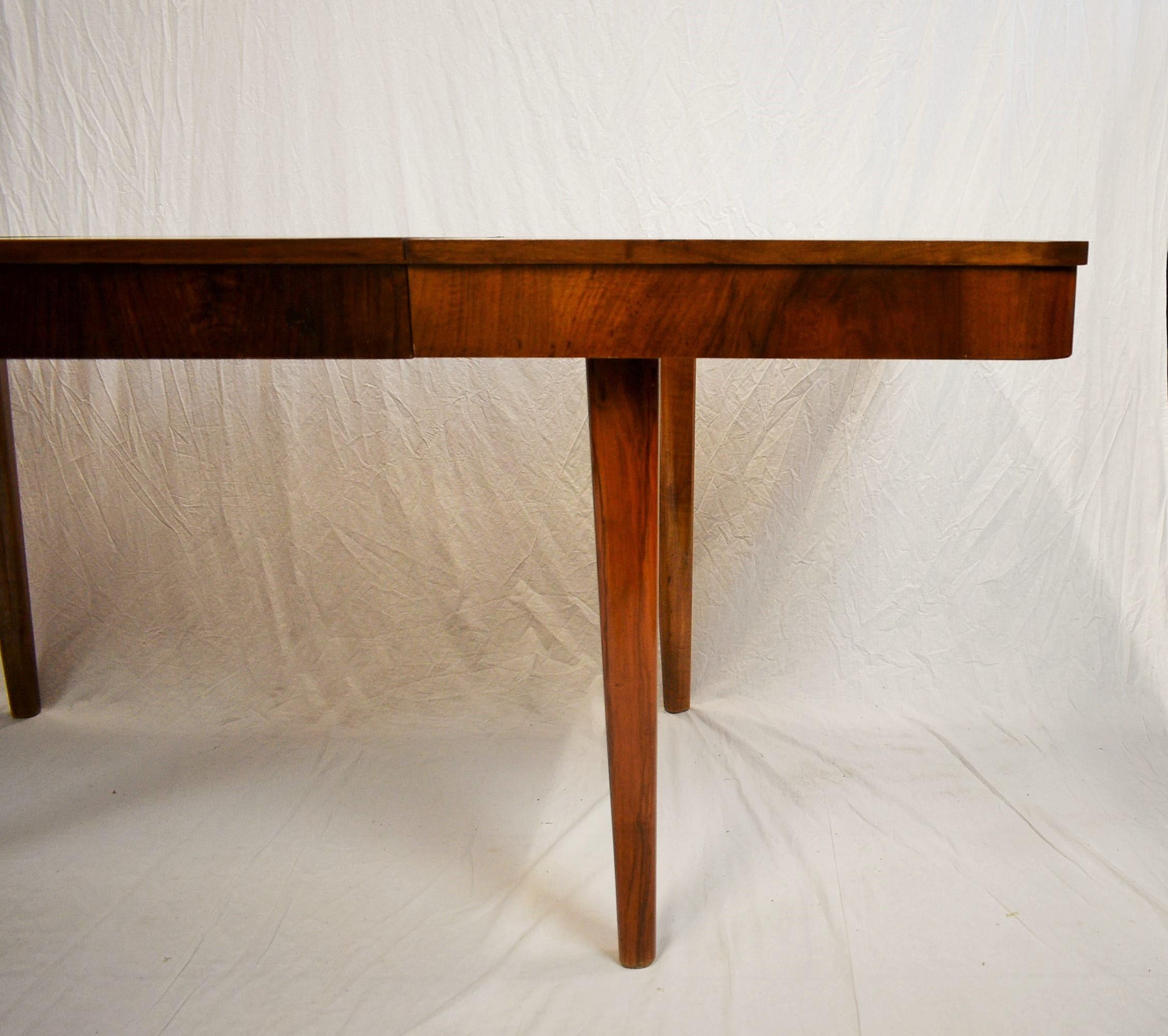 - Made in Czechoslovakia
- Made of wood
- Dimension of extending width 190 cm
- Good condition.
- The table is stabil
- Cleaned.