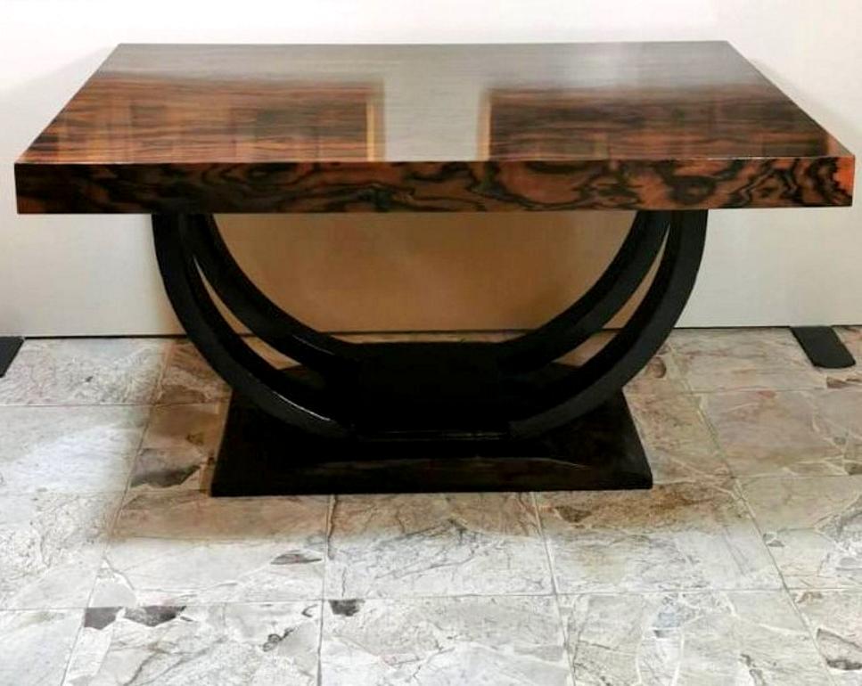 Beautiful Art Deco extendable dining table; the rectangular top and the base are in solid 