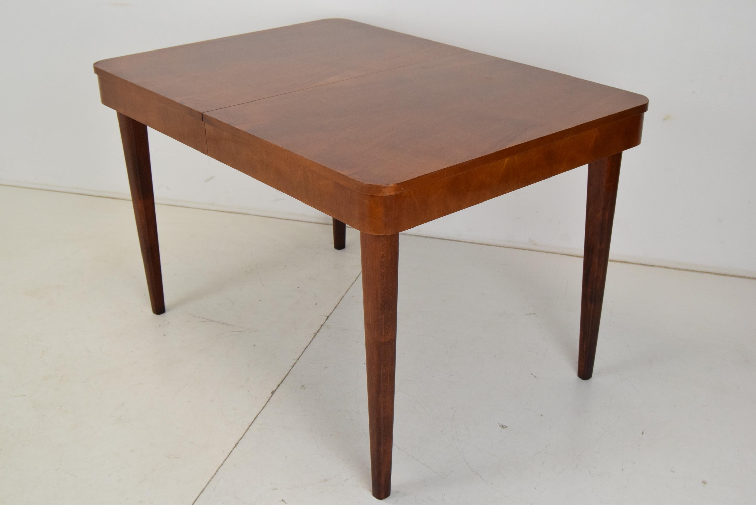 
Hergestellt in der Tschechoslowakei
Hergestellt aus Holz
Dimension der ausziehbaren Breite 190cm
Die Tischbeine sind abnehmbar
Ursprünglicher Zustand.