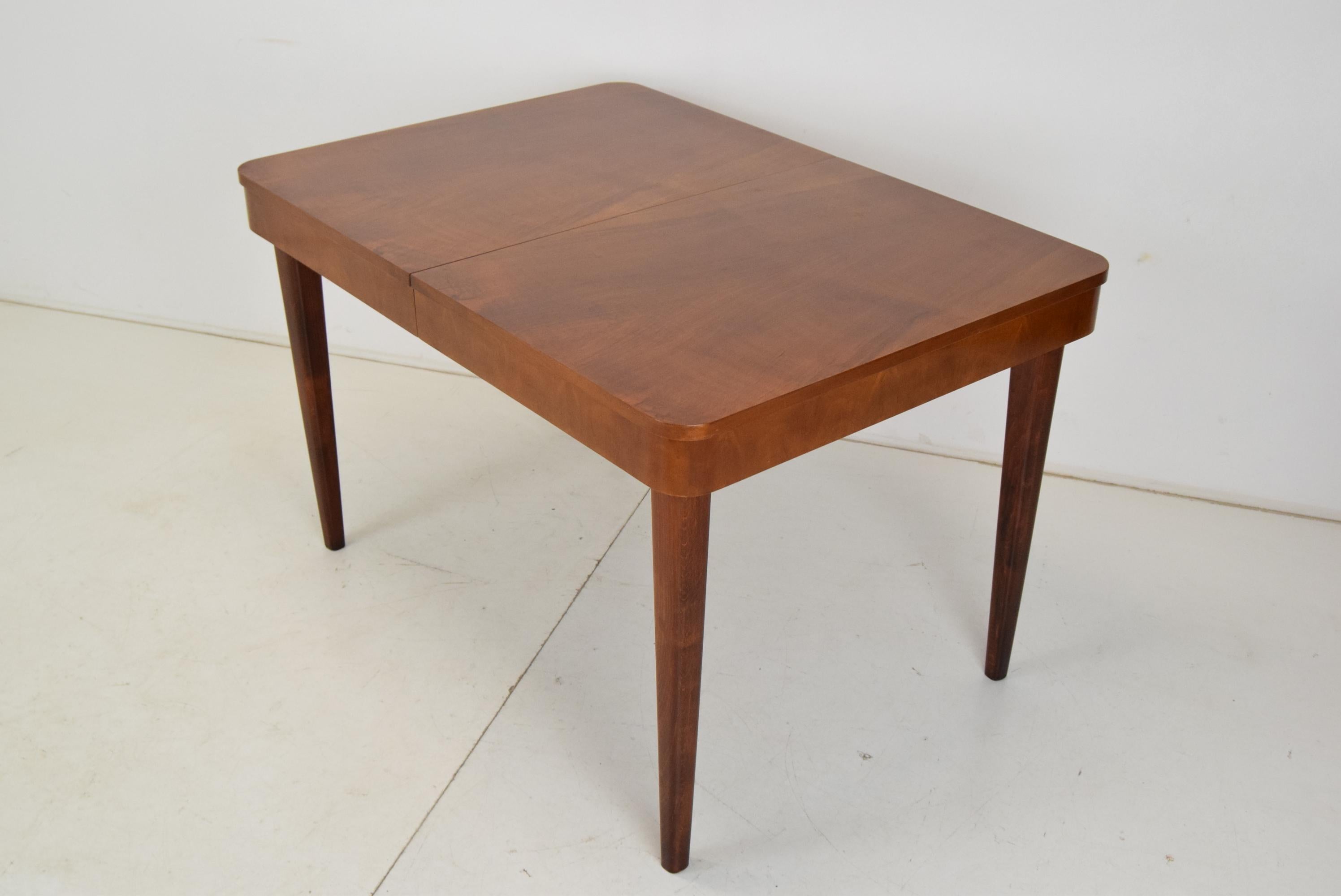 Art Deco Extendable Dining Table, Designed by Jindrich Halabala, 1940's For Sale 1