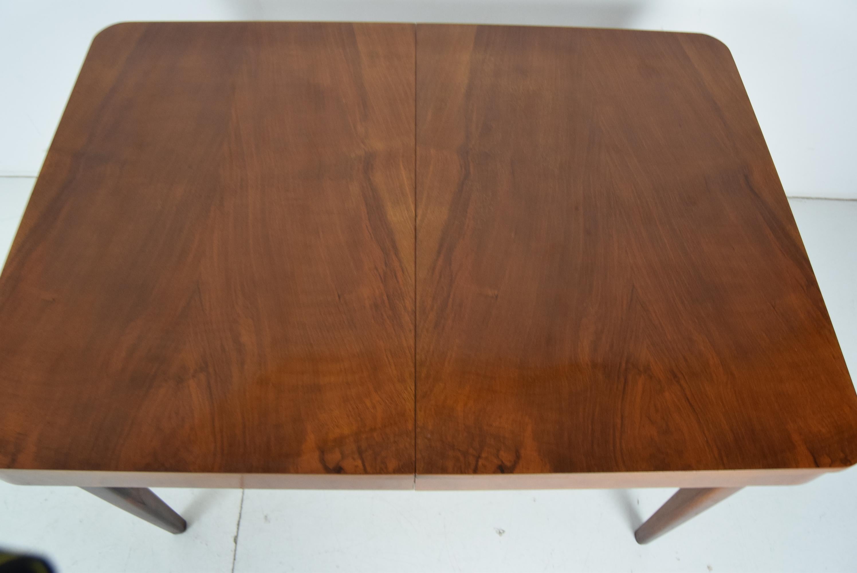 Art Deco Extendable Dining Table, Designed by Jindrich Halabala, 1940's For Sale 2