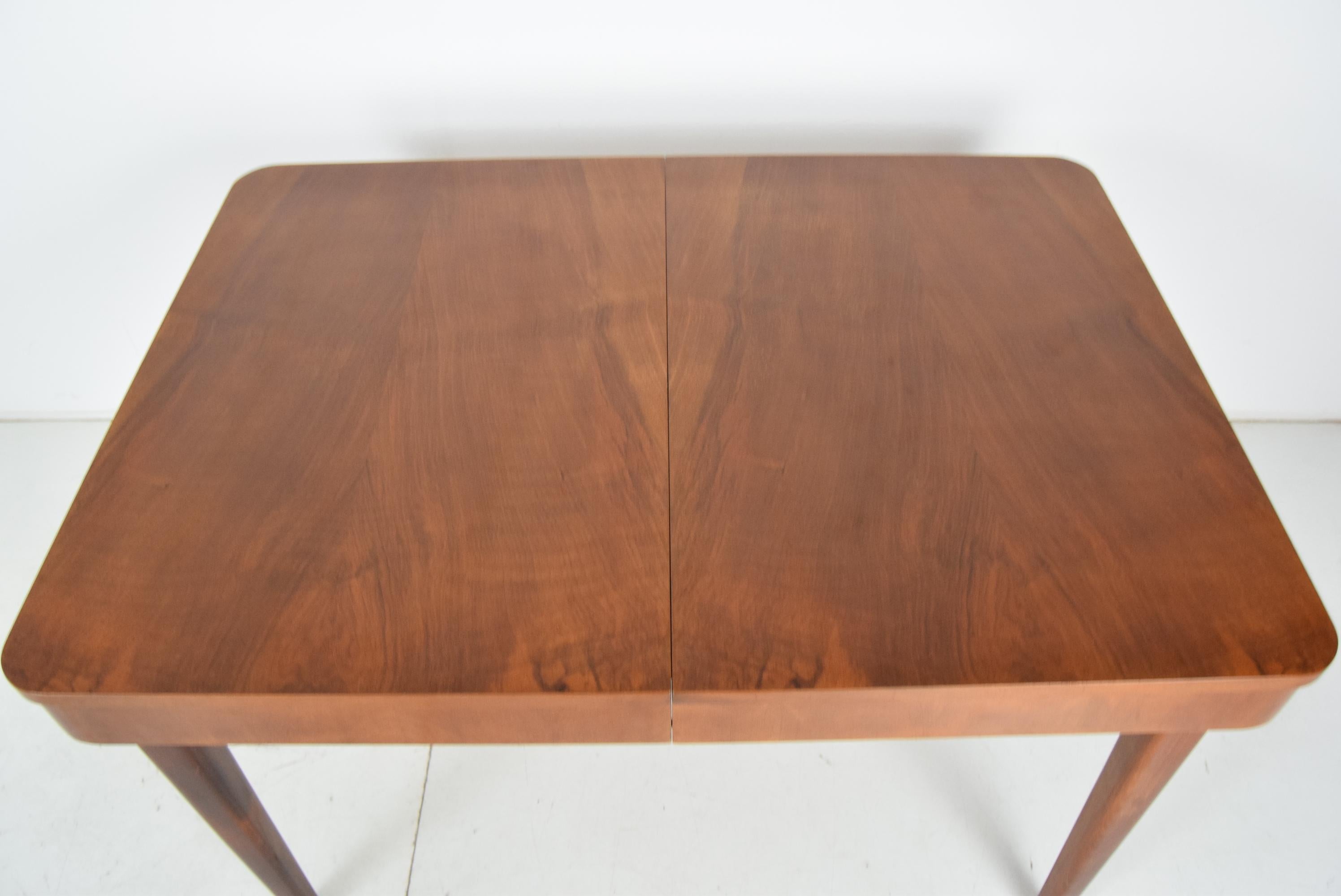 Art Deco Extendable Dining Table, Designed by Jindrich Halabala, 1940's For Sale 3