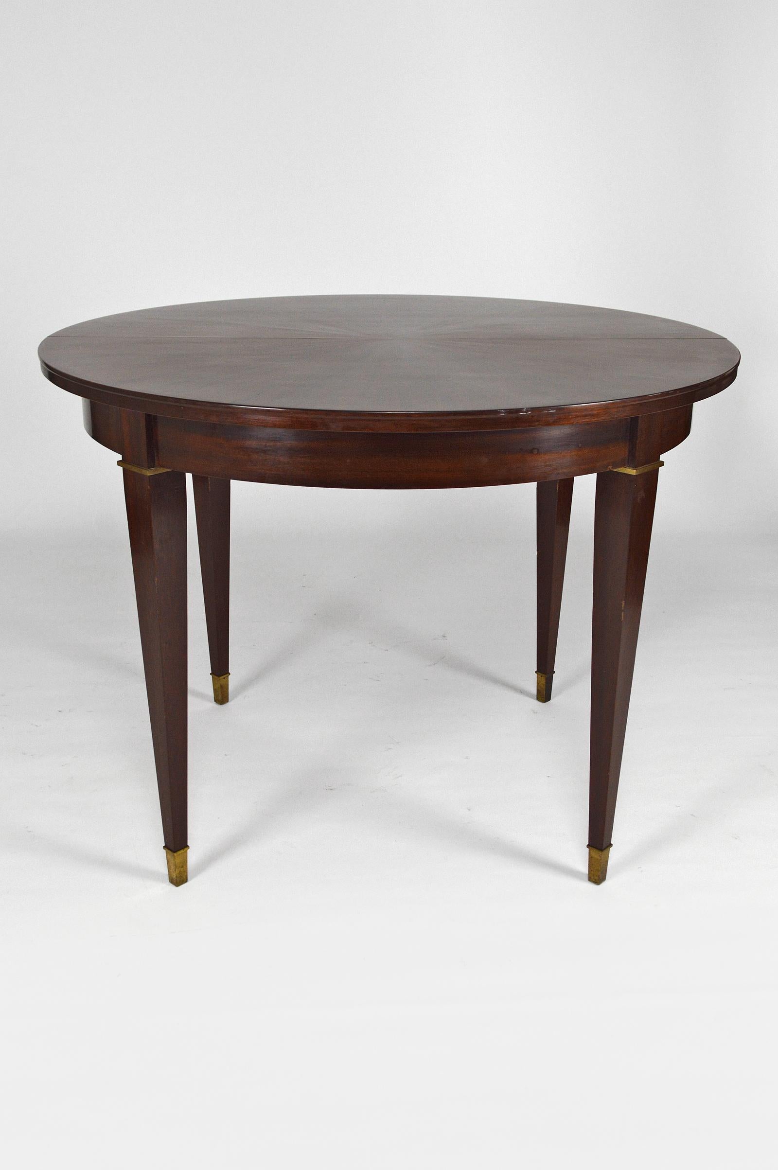 Extendable round dining table in mahogany.

Solid and veneered mahogany.
The table top is veneered with mahogany and has a 