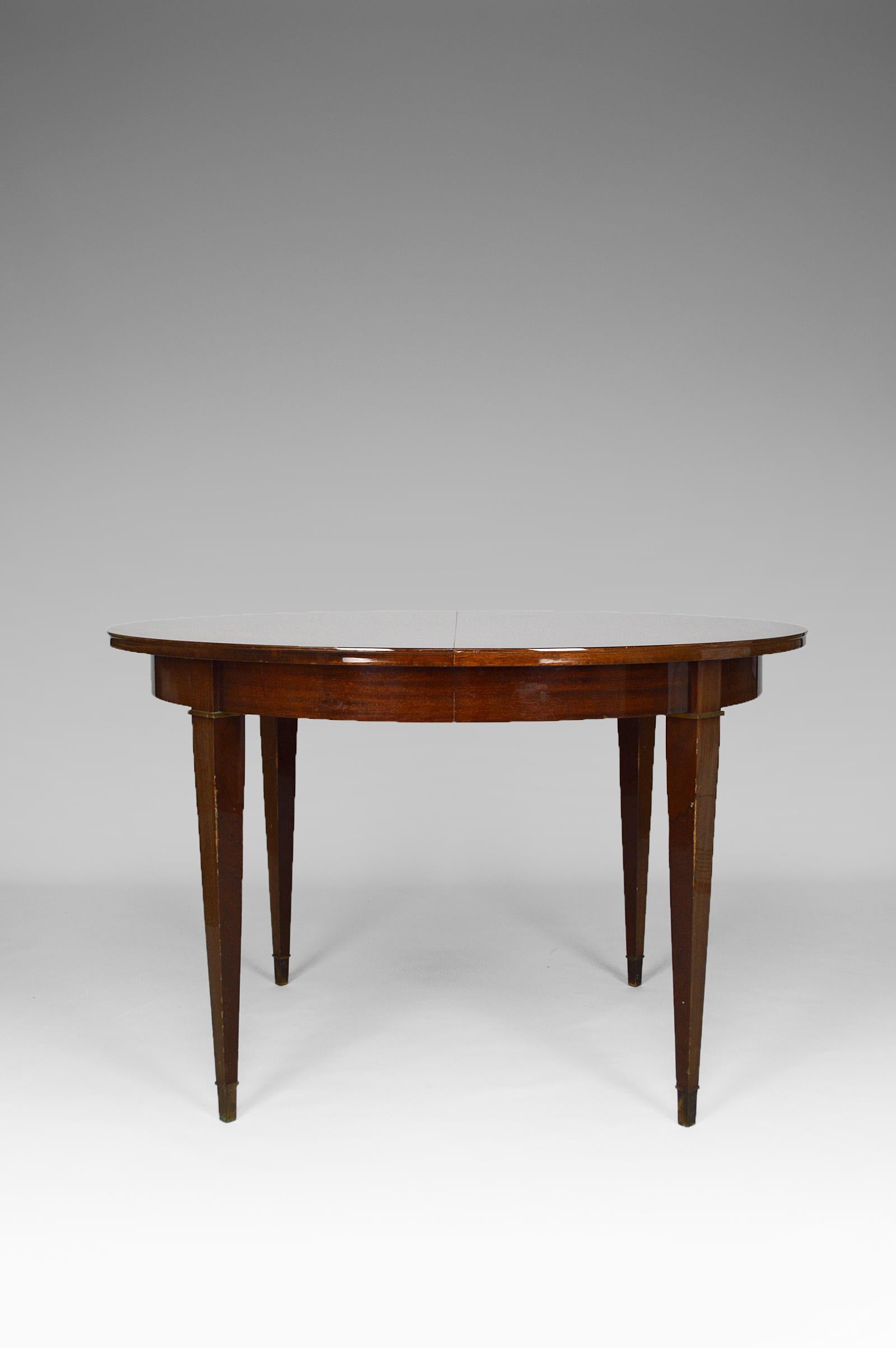 Ausziehbarer runder Art-Déco-Tisch aus Mahagoni, von Jacques Adnet, um 1940 (Furnier) im Angebot
