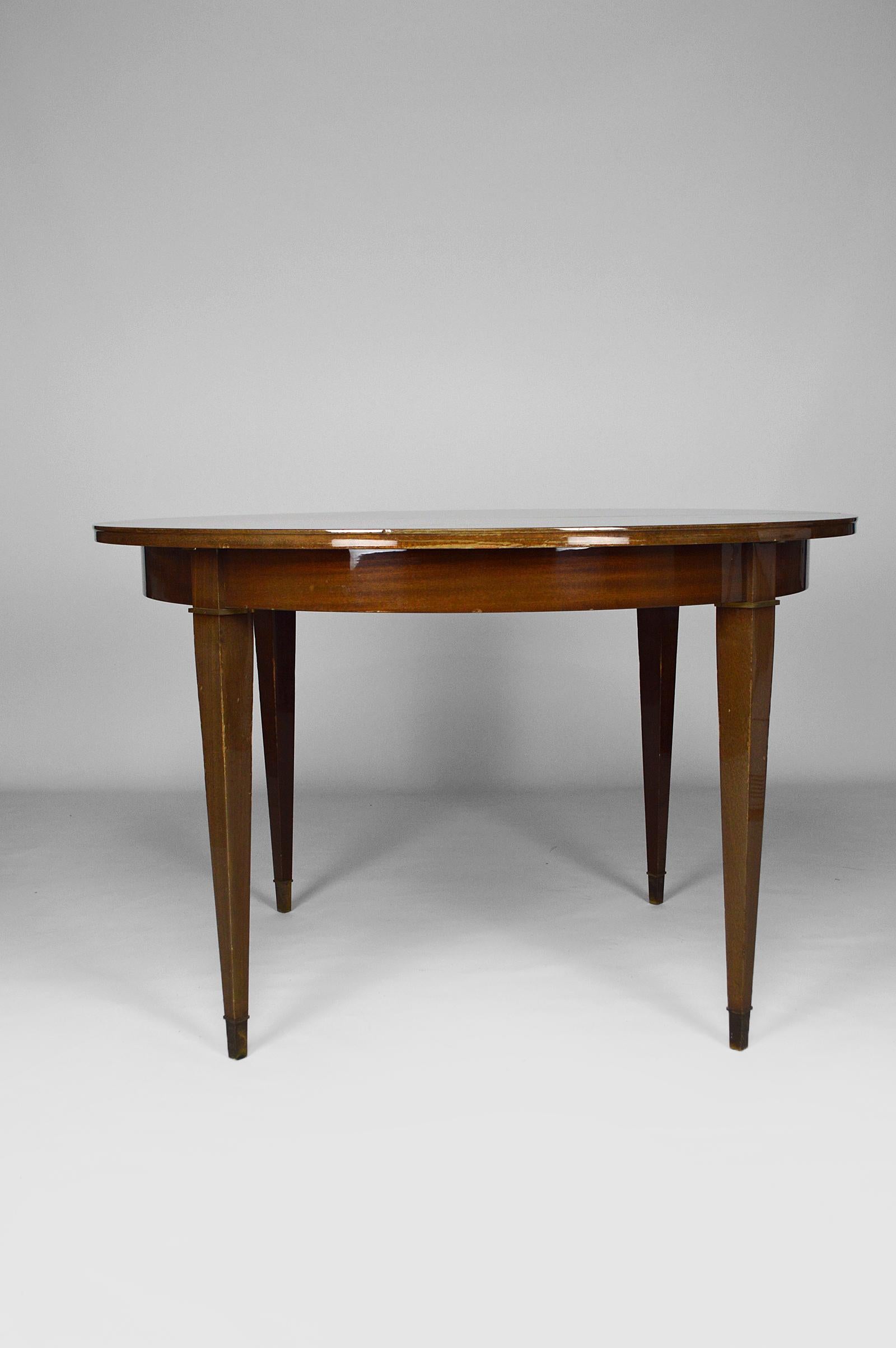 Placage Table ronde à rallonge Art Déco en acajou, par Jacques Adnet, vers 1940 en vente