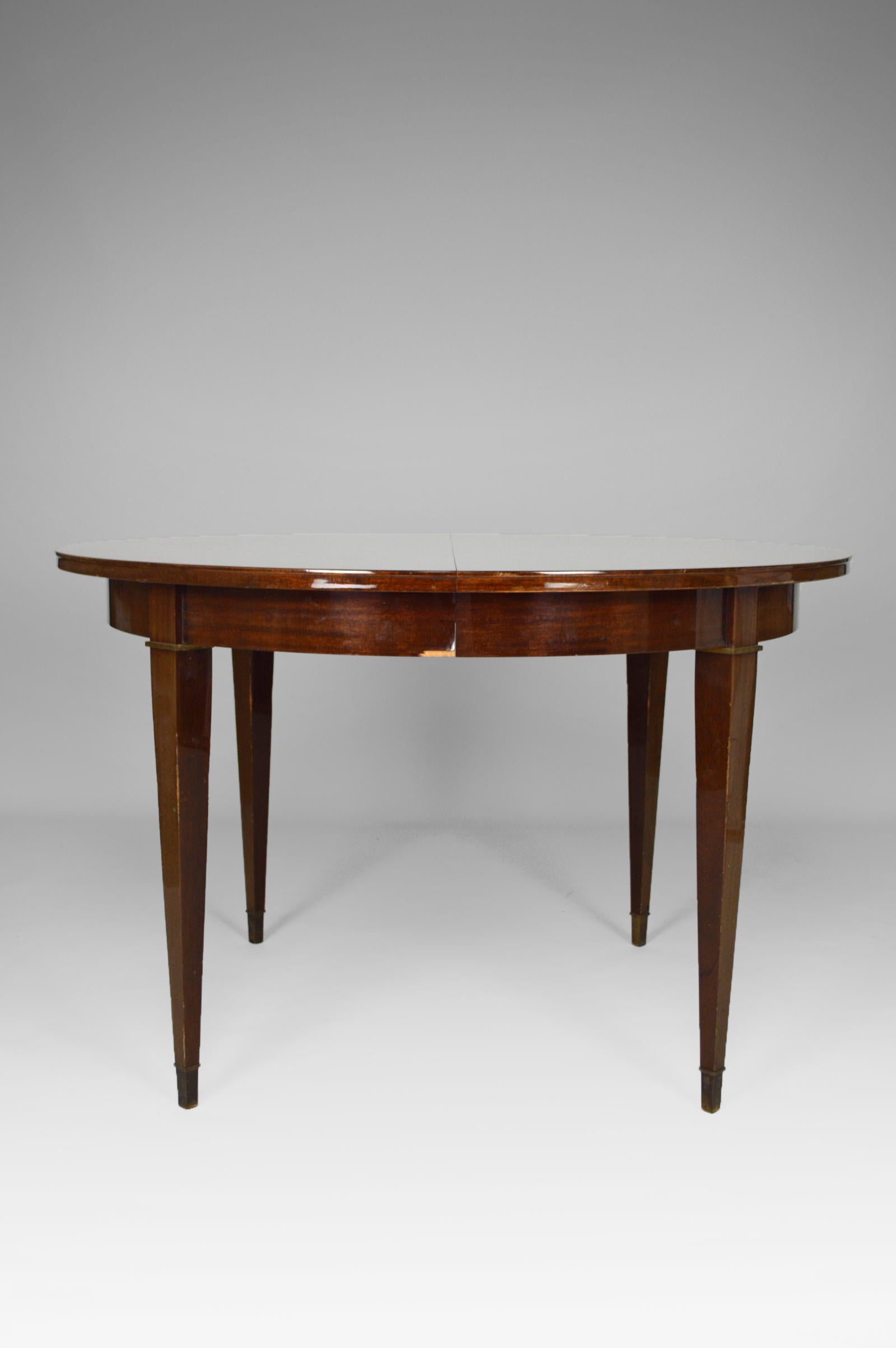 Ausziehbarer runder Art-Déco-Tisch aus Mahagoni, von Jacques Adnet, um 1940 (Mitte des 20. Jahrhunderts) im Angebot