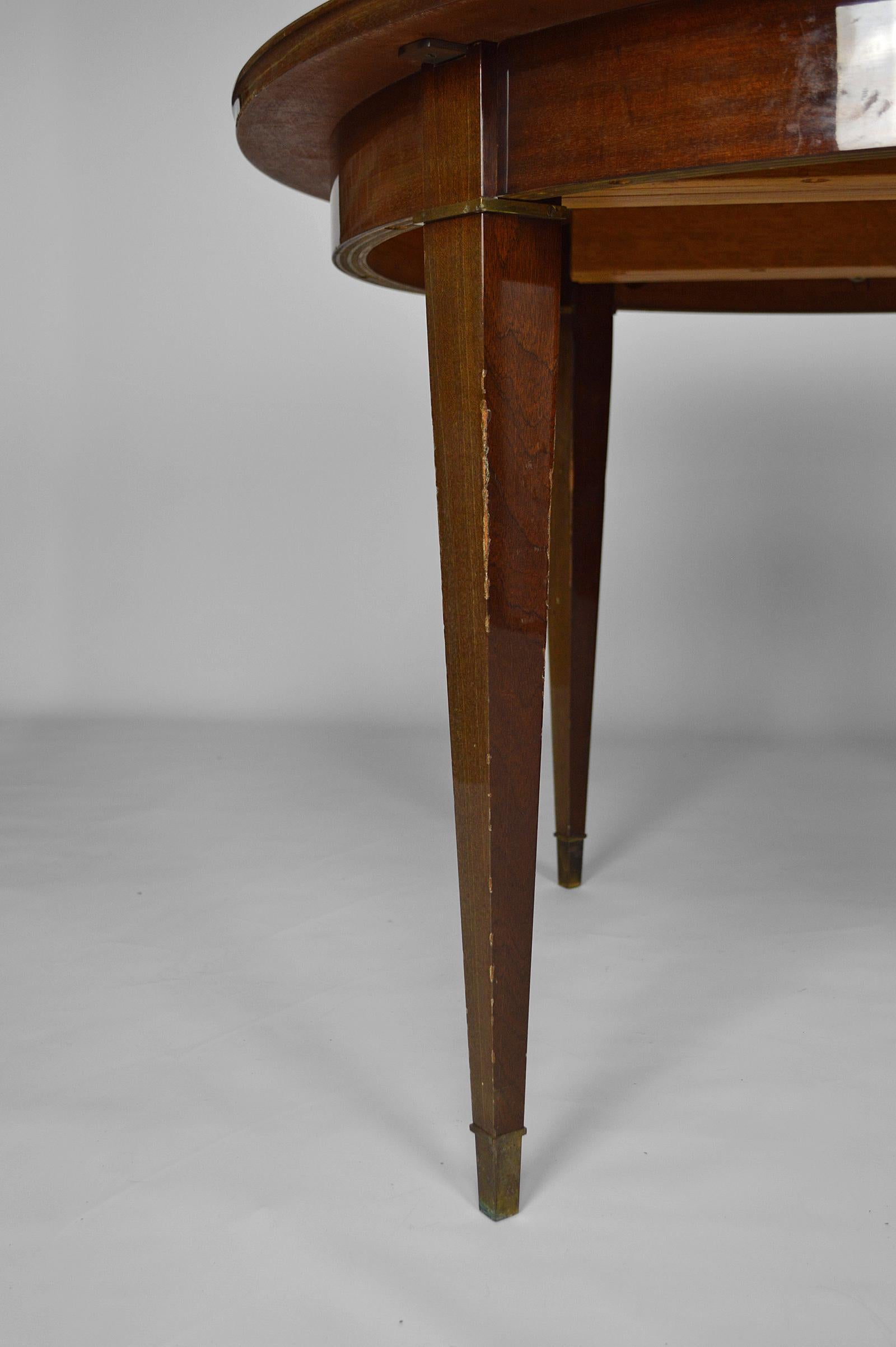 Bronze Table ronde à rallonge Art Déco en acajou, par Jacques Adnet, vers 1940 en vente