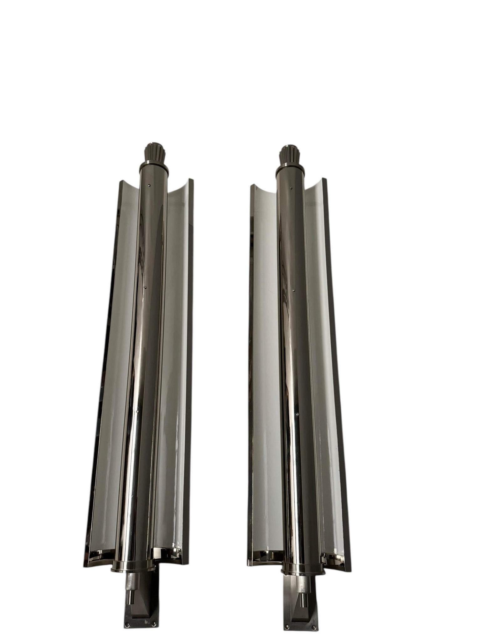 Magnífico y raro par de apliques o apliques de pared extragrandes Art Decó.
Llamativo diseño francés de la década de 1930.
Marcos originales de latón cromado con reflectores originales lacados en blanco.
Rara, por su altura de 140 cm o 55,12