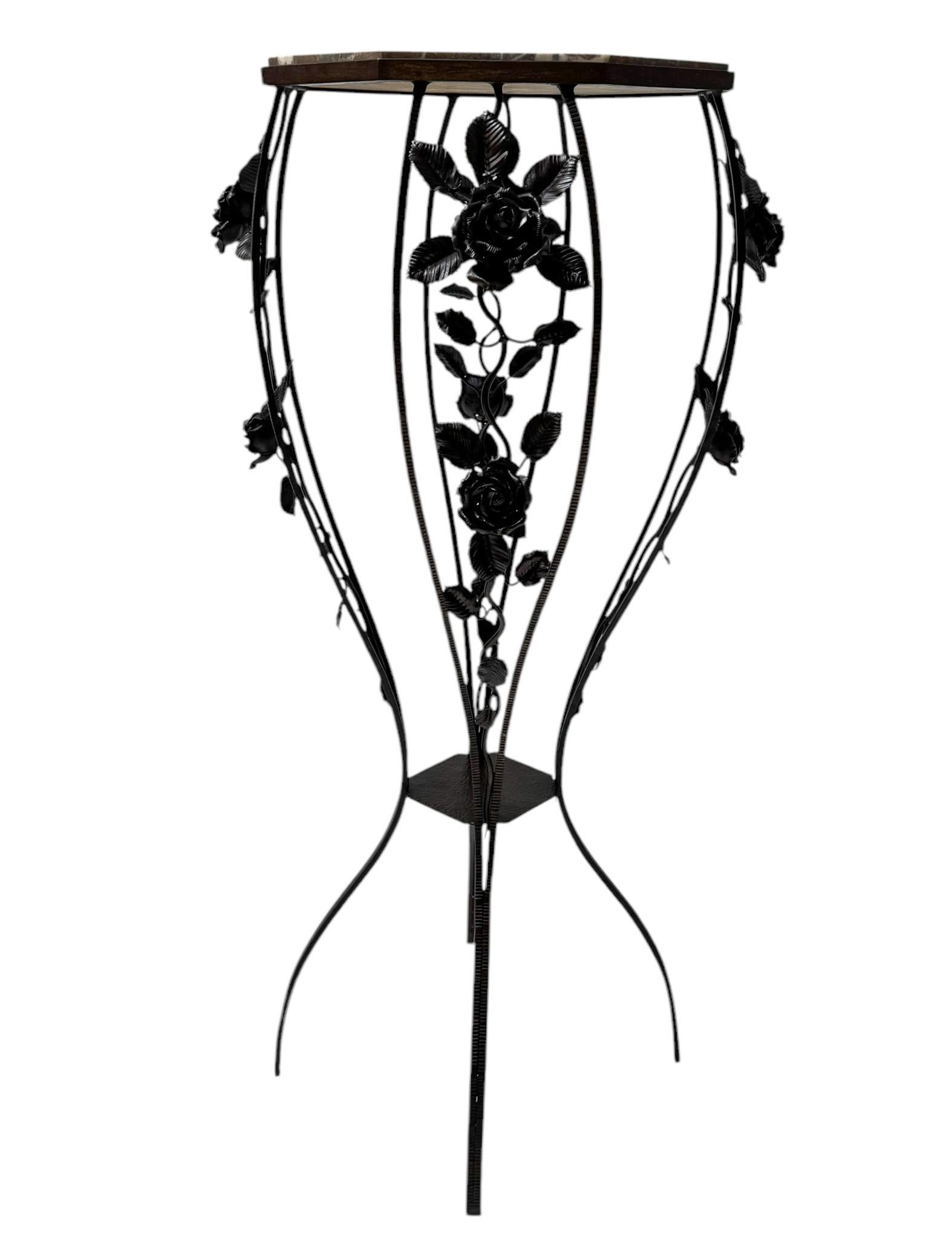 Magnifique et rare piédestal Art Déco.
Design/One dans le style d'Edgar Brandt.
Un design français saisissant des années 1930.
Cadre original en fer forgé laqué noir, décoré d'élégantes fleurs laquées noires.
Le plateau en marbre multicolore est