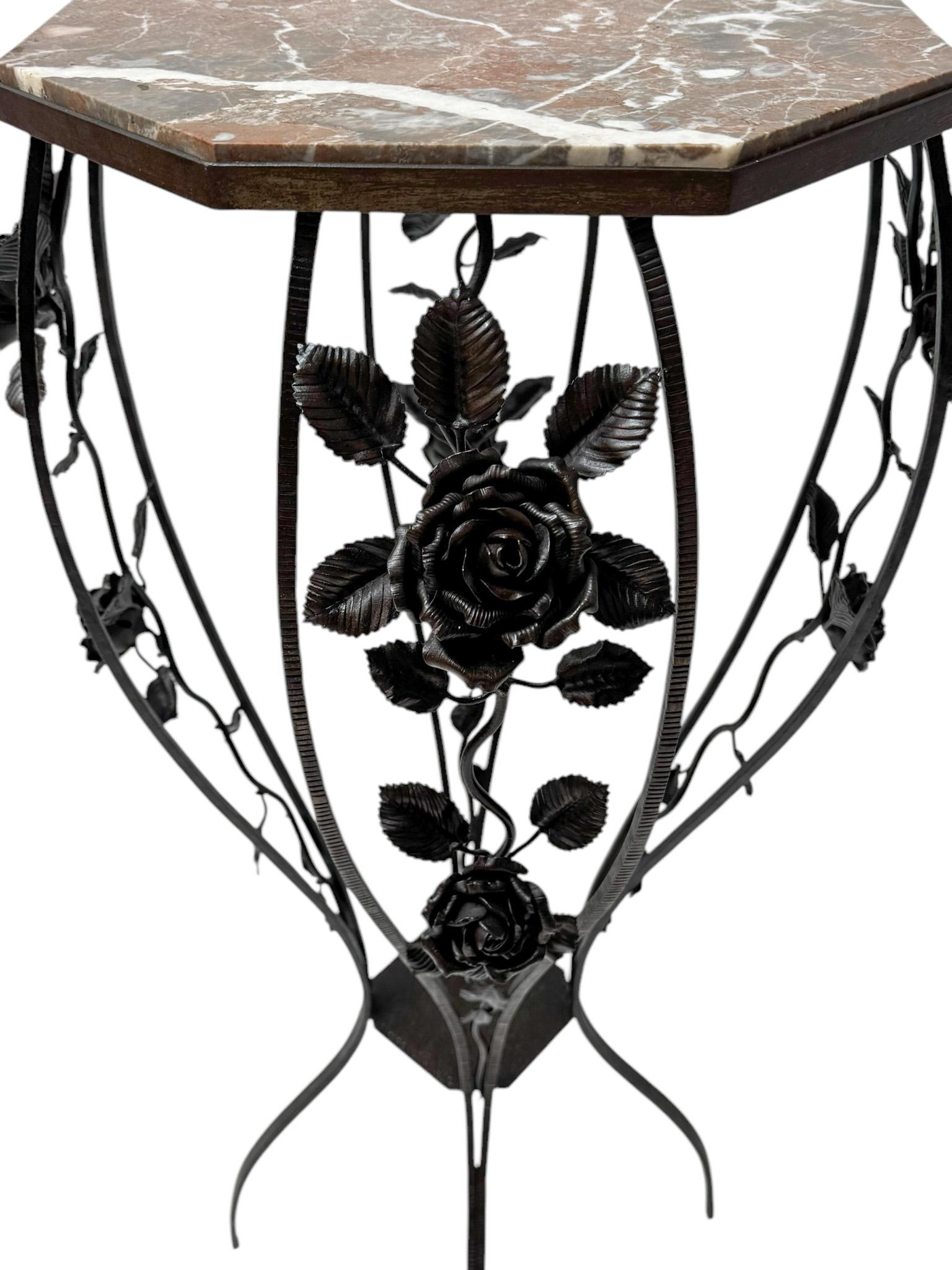 Art déco Très grand piédestal Art Déco en fer forgé avec plateau en marbre multicolore, années 1930 en vente