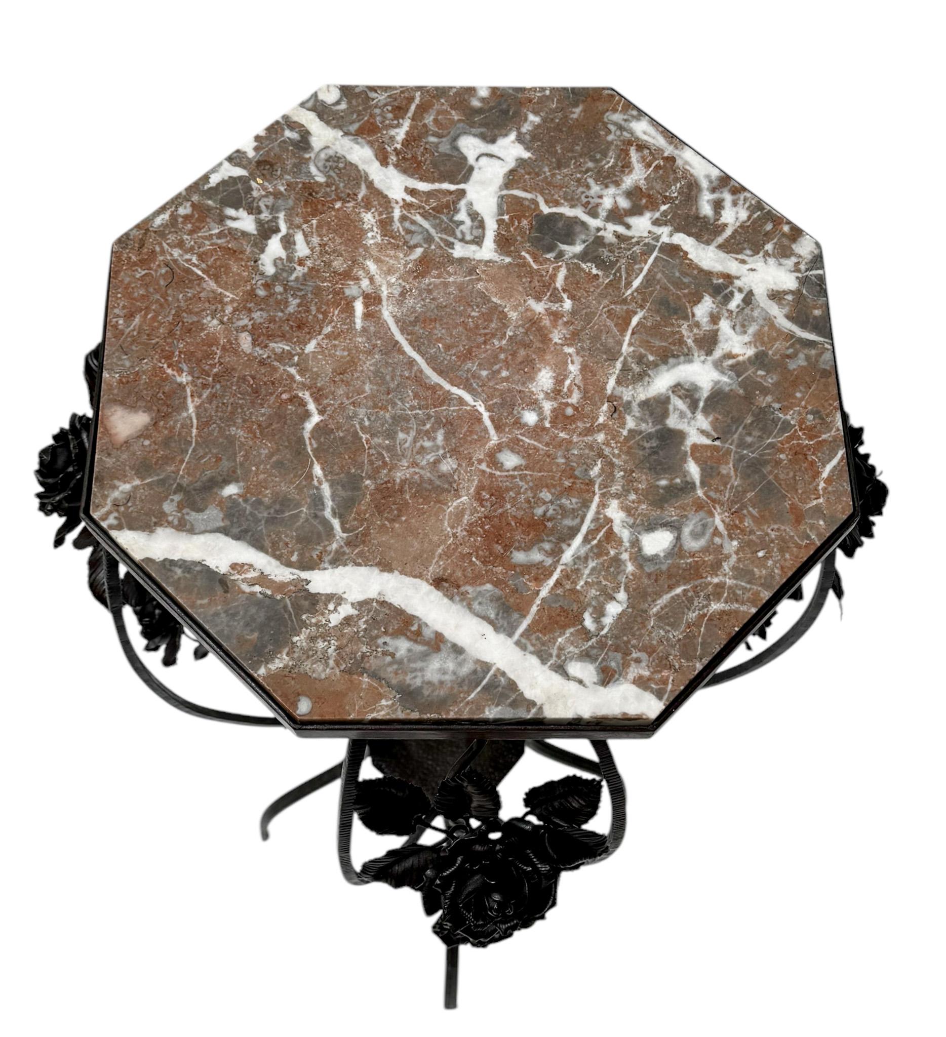 Français Très grand piédestal Art Déco en fer forgé avec plateau en marbre multicolore, années 1930 en vente