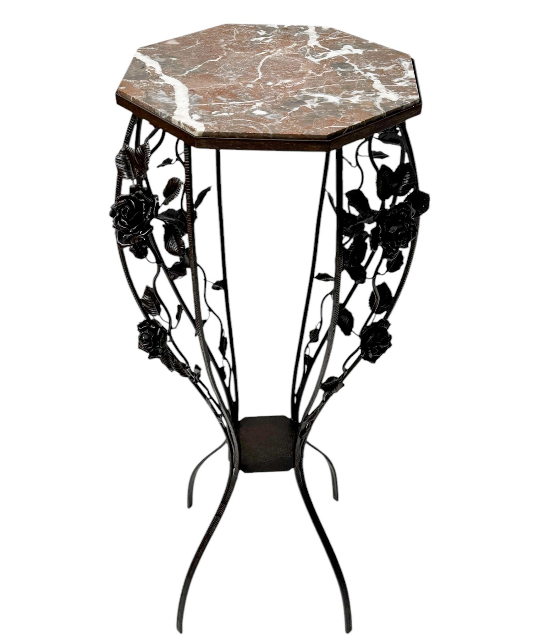 Milieu du XXe siècle Très grand piédestal Art Déco en fer forgé avec plateau en marbre multicolore, années 1930 en vente