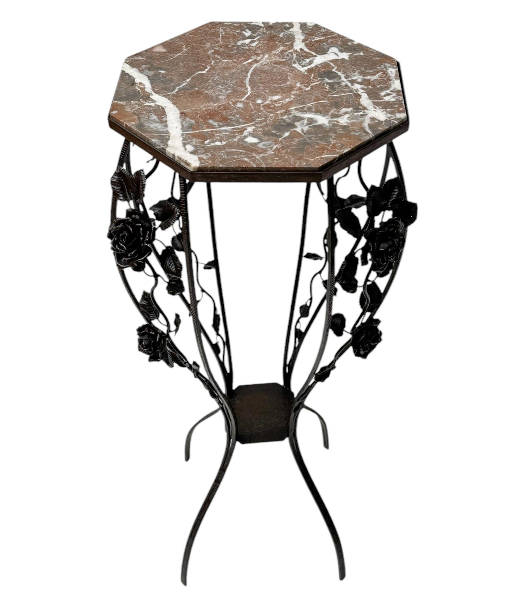 Fer forgé Très grand piédestal Art Déco en fer forgé avec plateau en marbre multicolore, années 1930 en vente