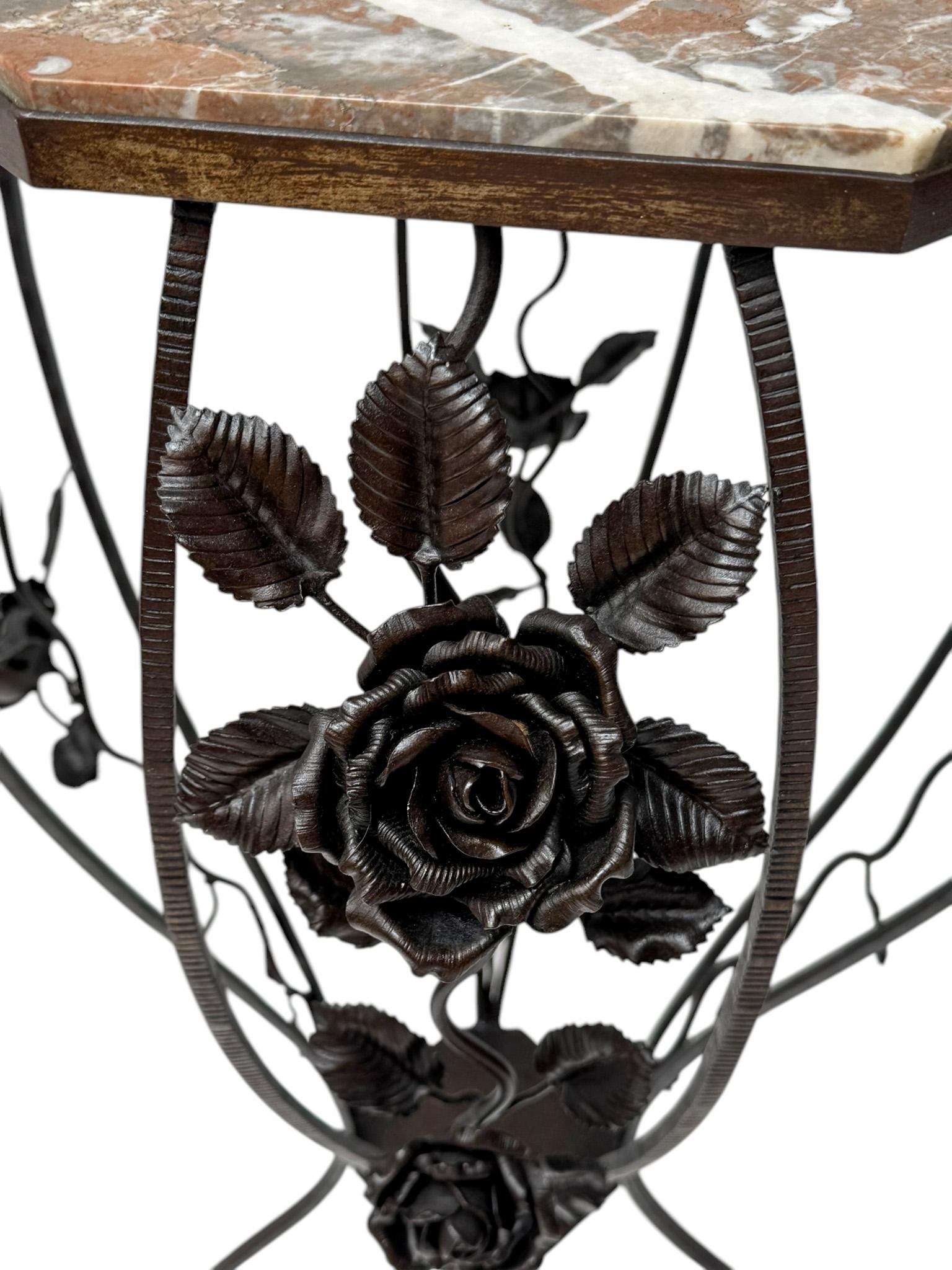 Très grand piédestal Art Déco en fer forgé avec plateau en marbre multicolore, années 1930 en vente 1