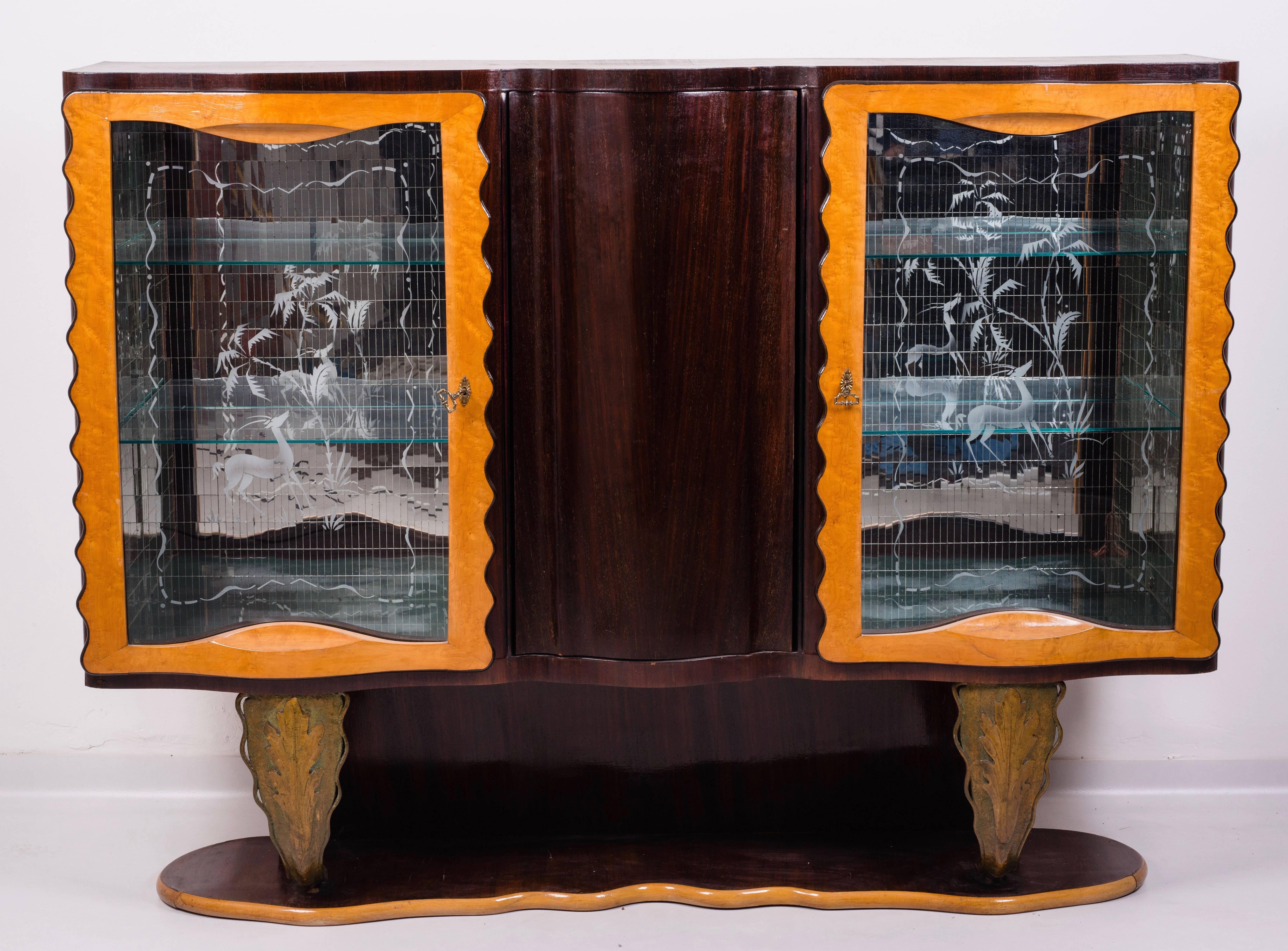Meisterwerk des berühmten italienischen Designers Pier Luigi Colli.

 Das gleiche Set besteht aus einem Tisch, sechs Stühlen und einem Sideboard mit Spiegel.